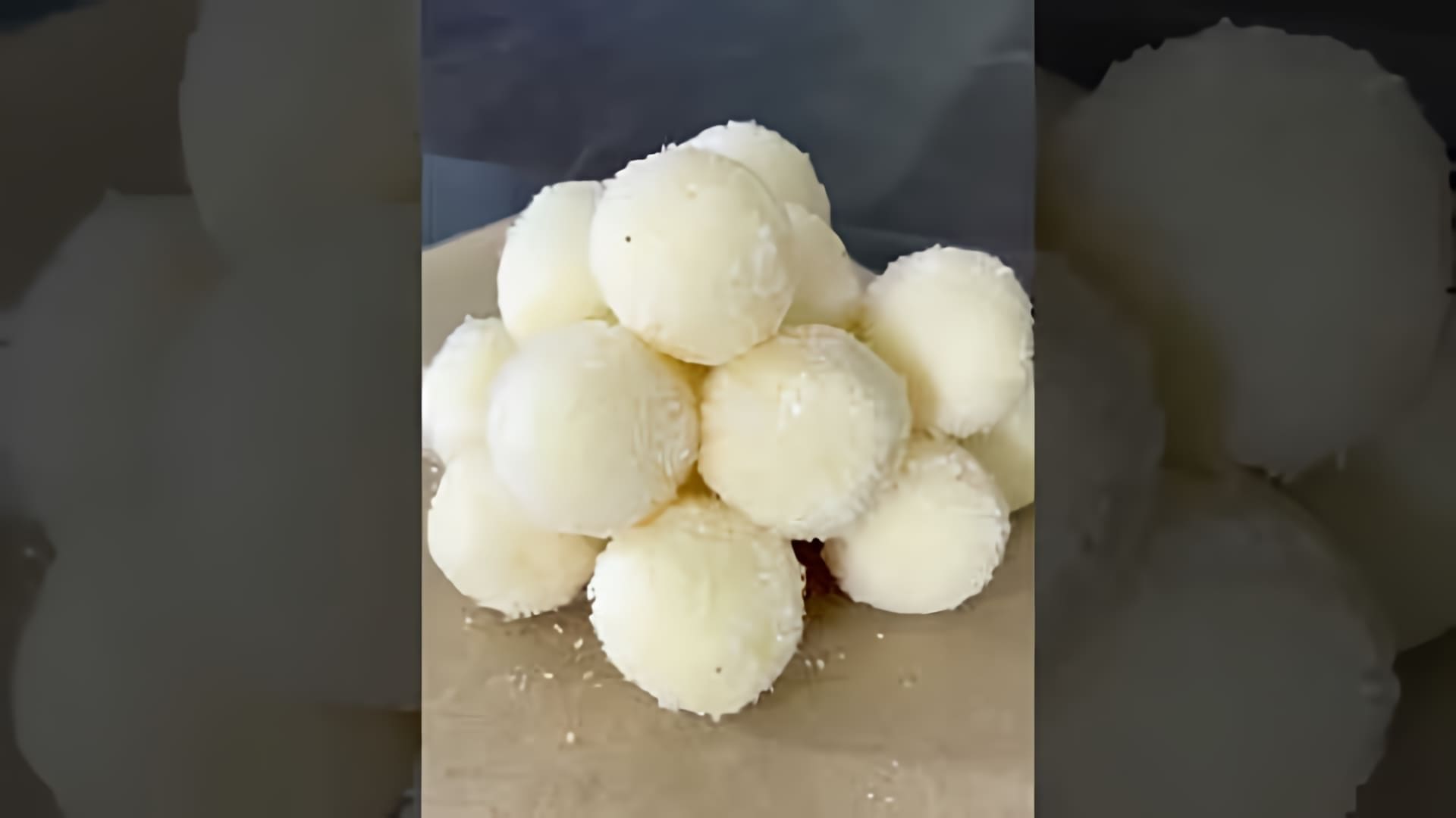 В этом видео-ролике вы увидите, как приготовить кокосовые конфеты из двух ингредиентов
