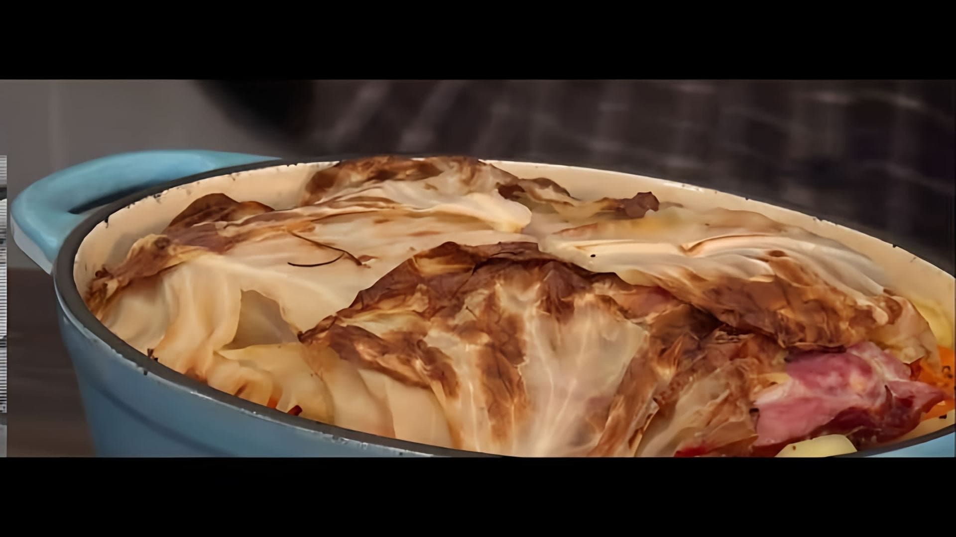 В этом видео-ролике показан процесс приготовления запеченных ребрышек в духовке с квашеной капустой