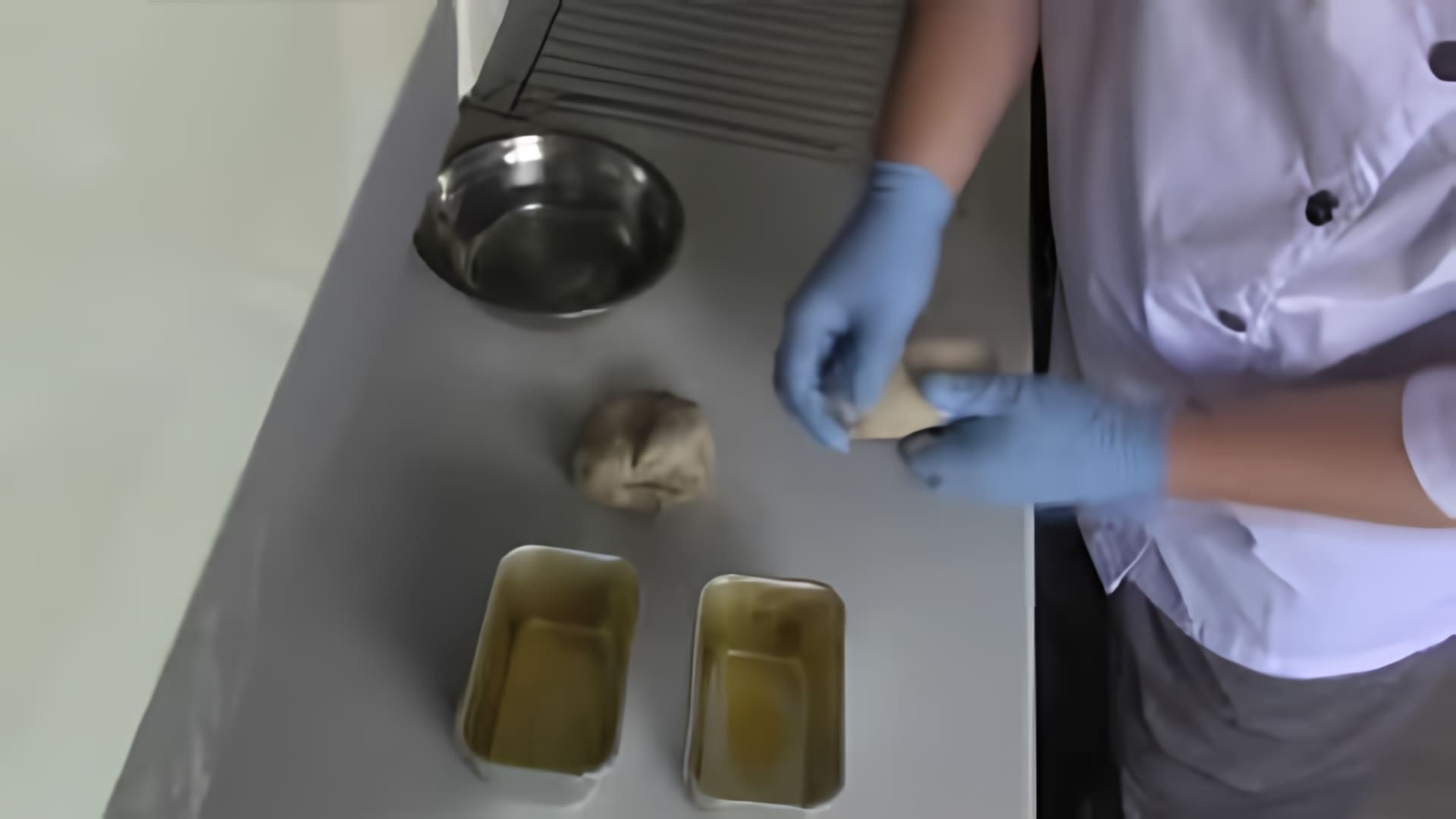 В этом видео демонстрируется процесс приготовления ржано-пшеничного хлеба "Дарницкий" по ГОСТу