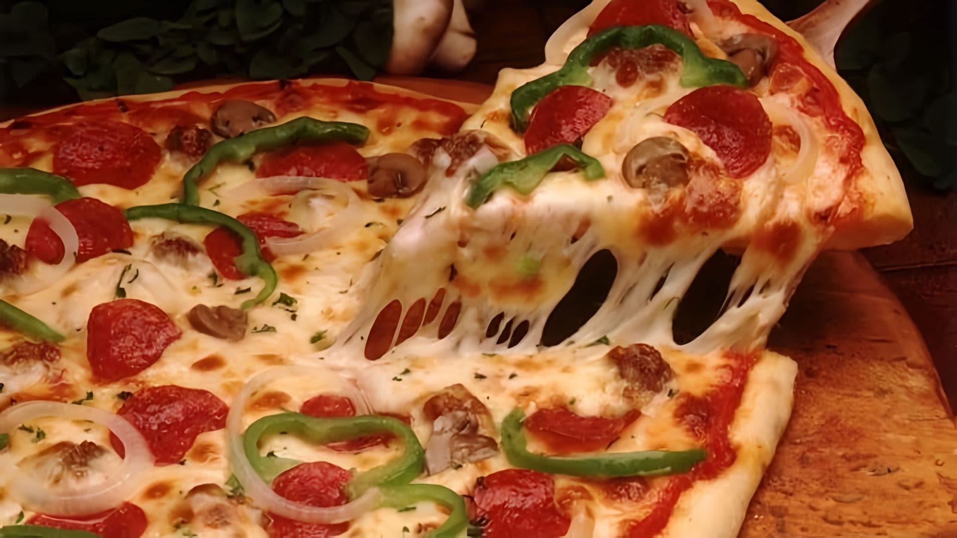 В этом видео демонстрируется процесс приготовления пиццы с колбасой и сыром