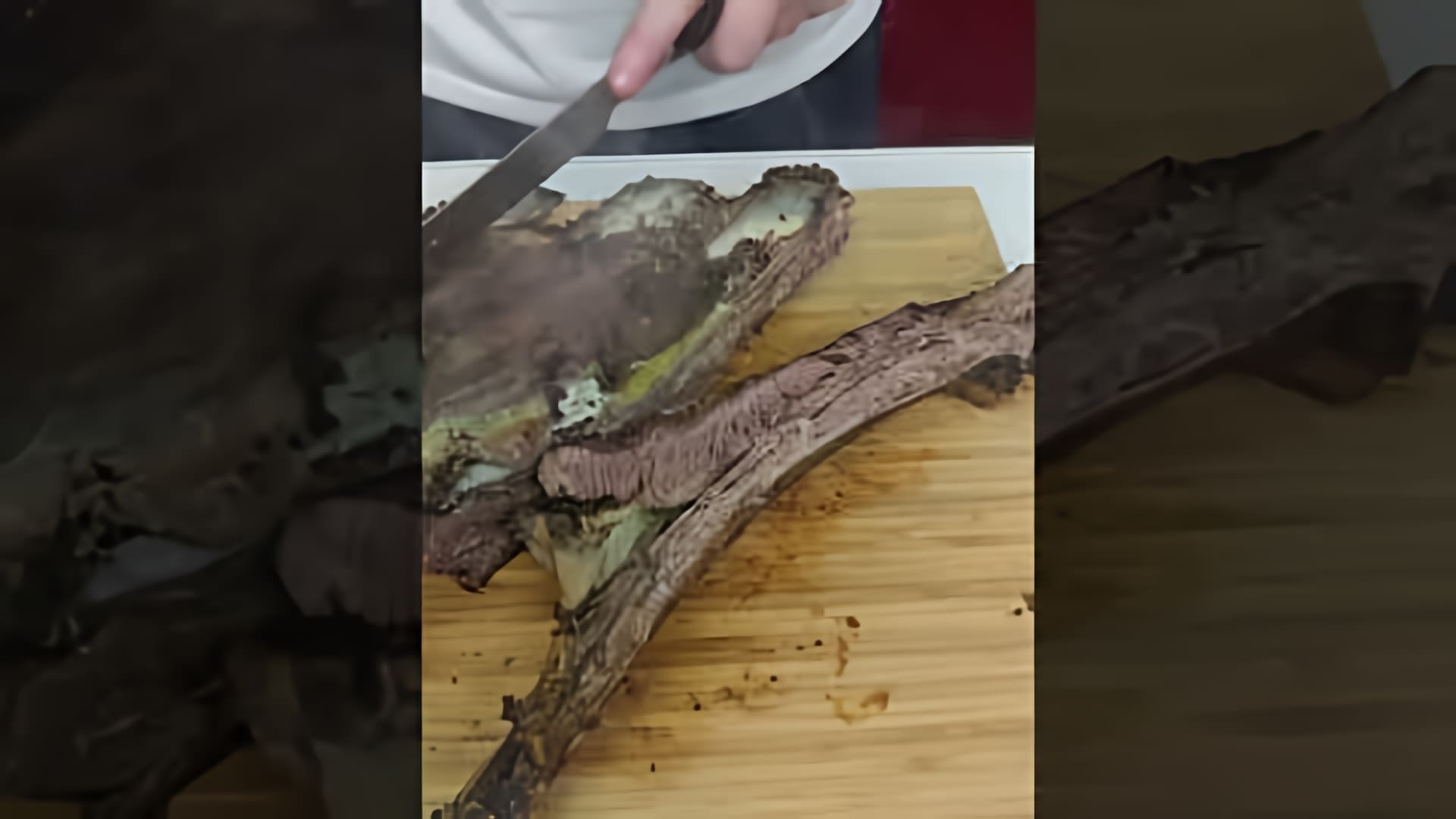 В этом видео демонстрируется рецепт приготовления говяжьих ребер в духовке