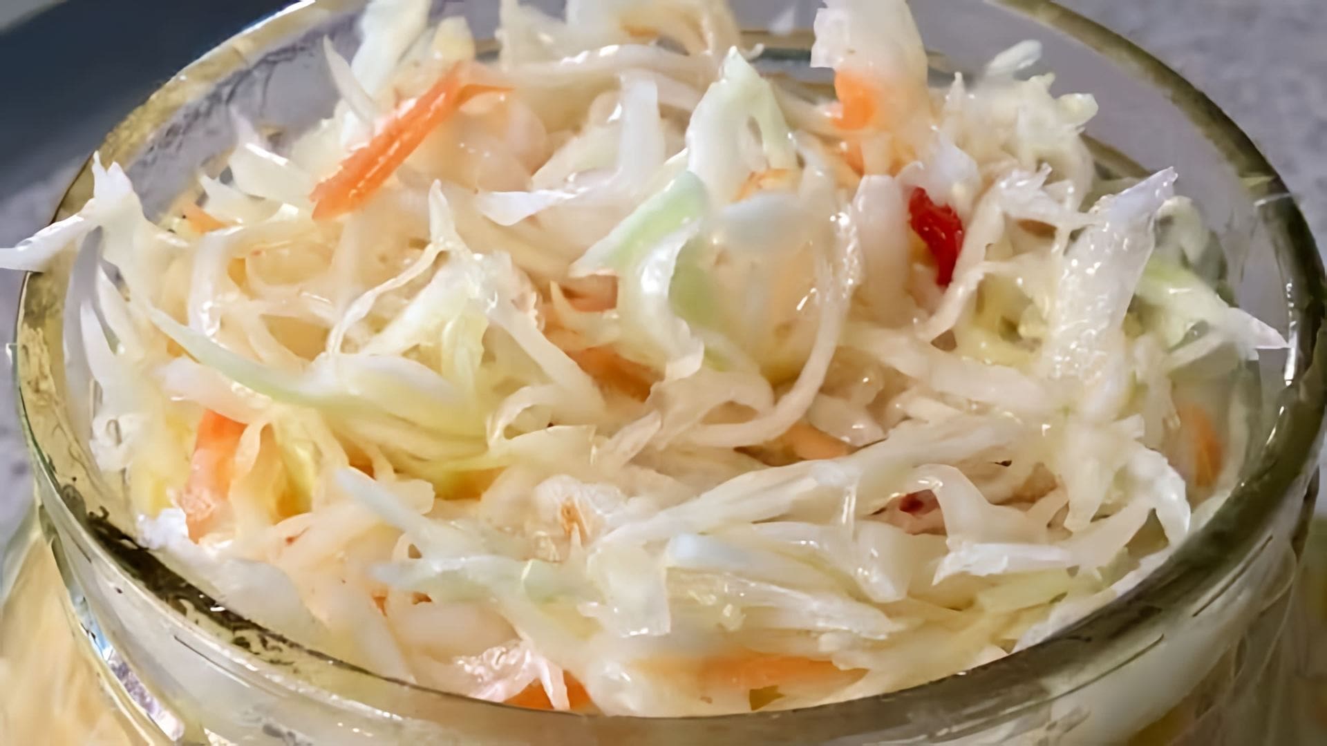 В этом видео демонстрируется процесс приготовления маринованной капусты "Пятиминутка"