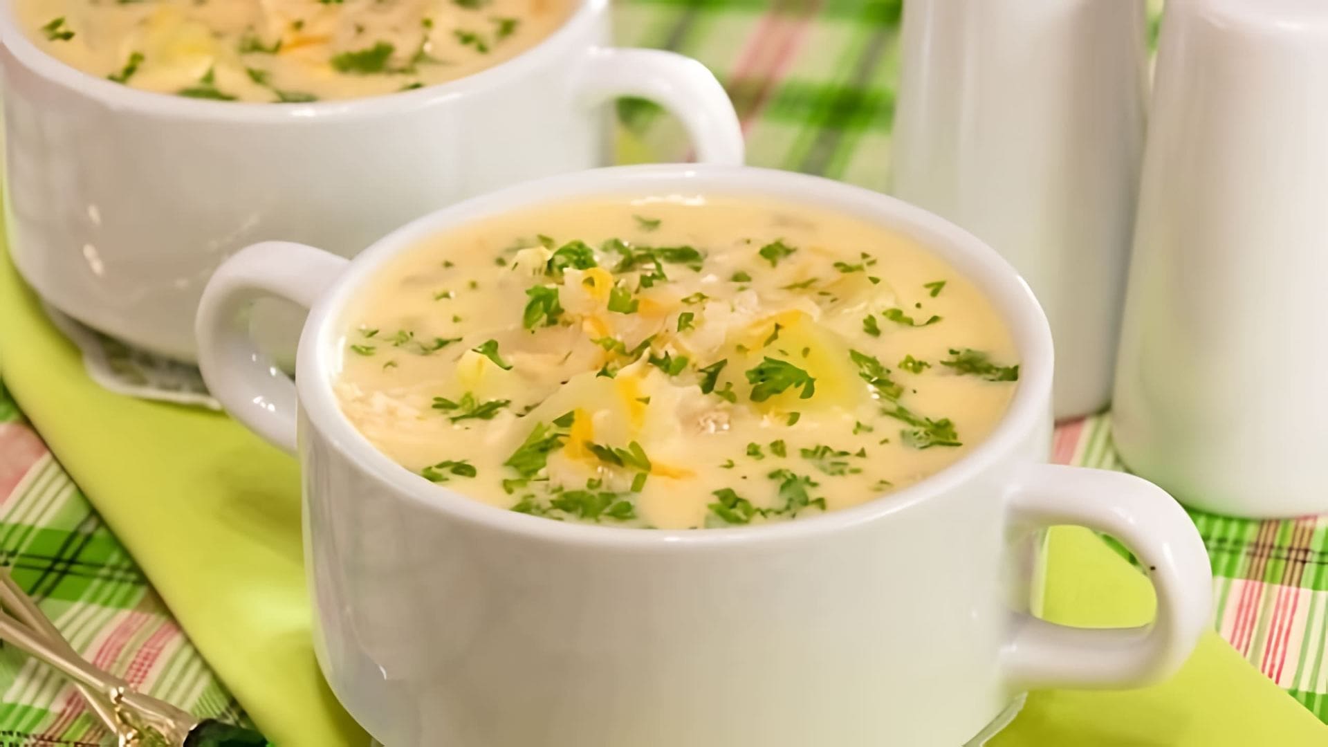 В этом видео демонстрируется процесс приготовления сырного супа