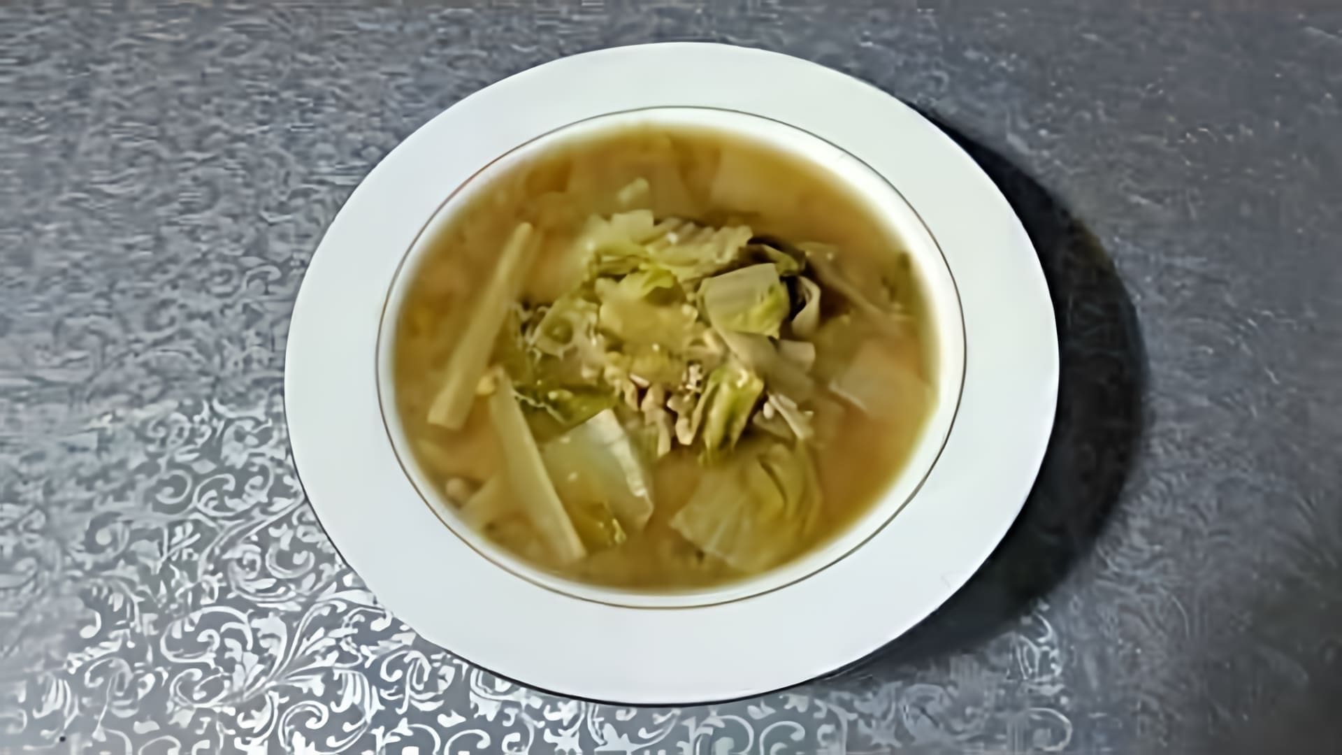В этом видео демонстрируется процесс приготовления супа из пекинской капусты и соевой пасты