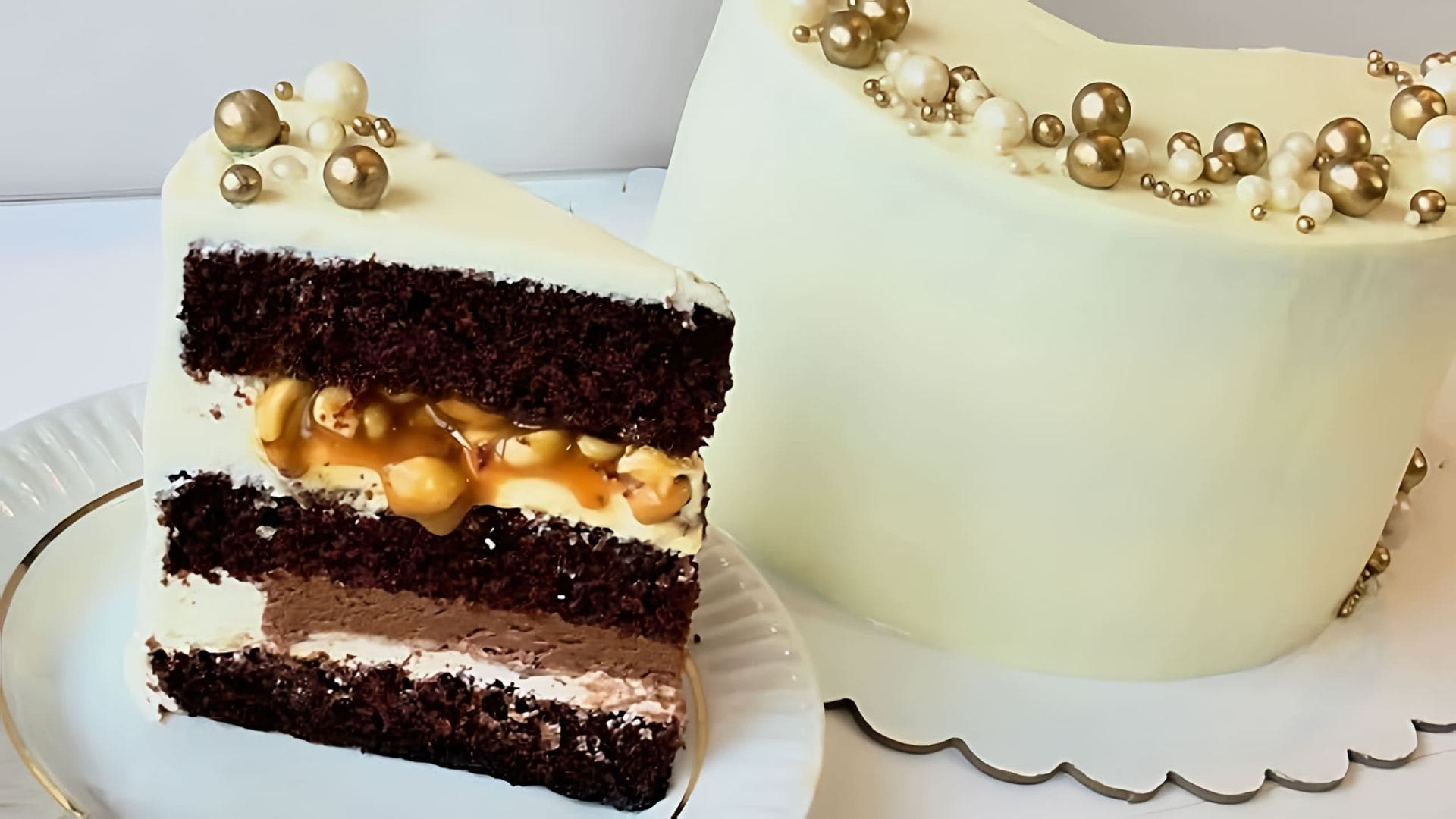 В этом видео демонстрируется рецепт приготовления шоколадного торта "Сникерс"