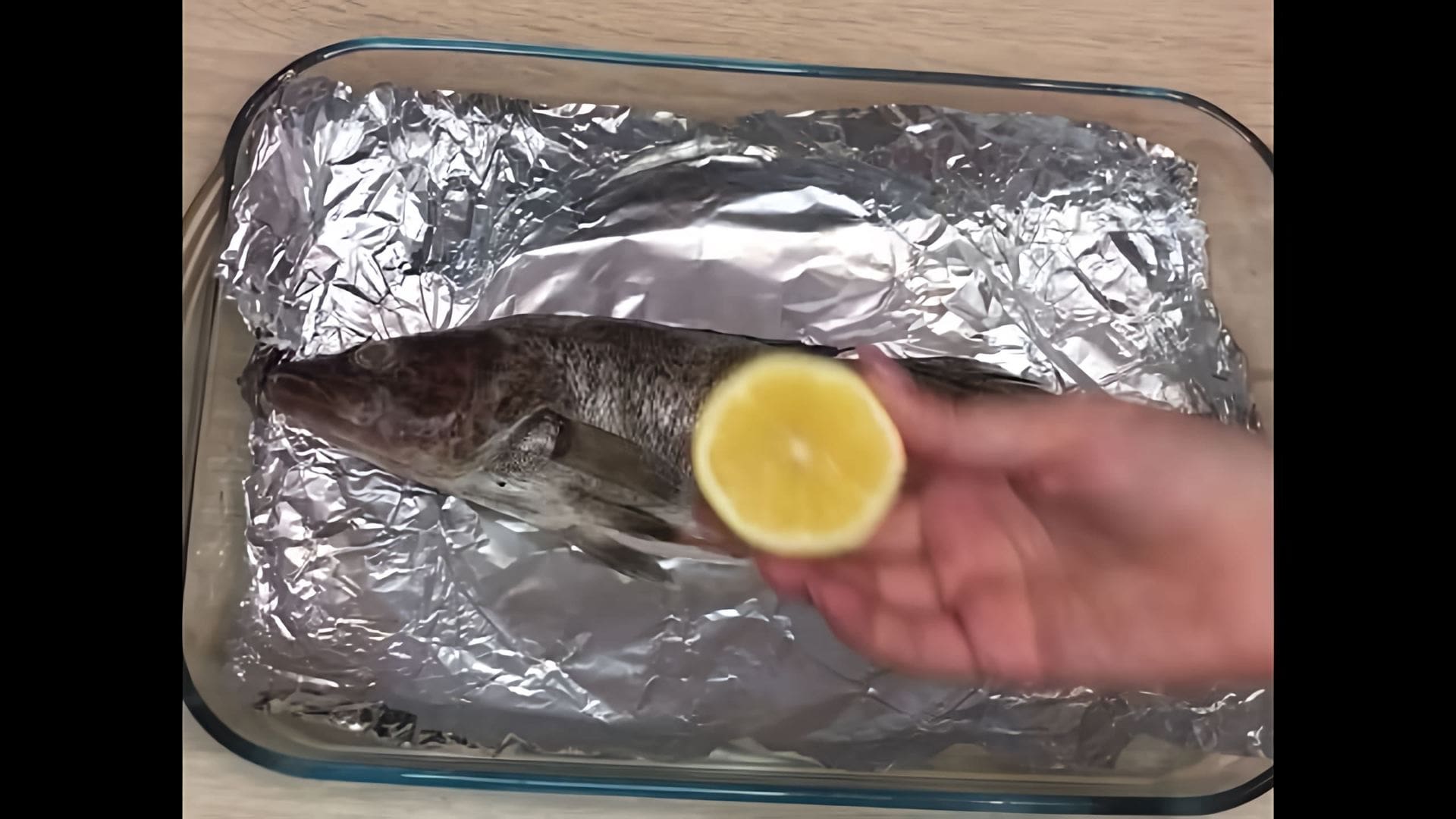 В этом видео демонстрируется рецепт приготовления судака в духовке