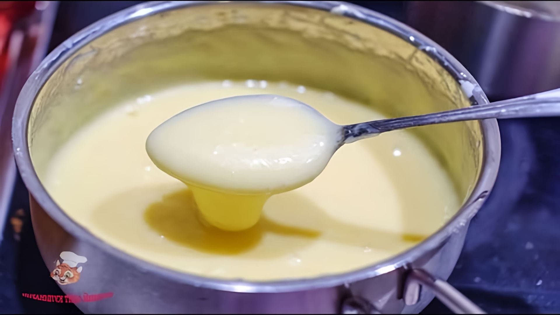 В этом видео рассказывается о том, как приготовить идеальный заварной крем с крахмалом