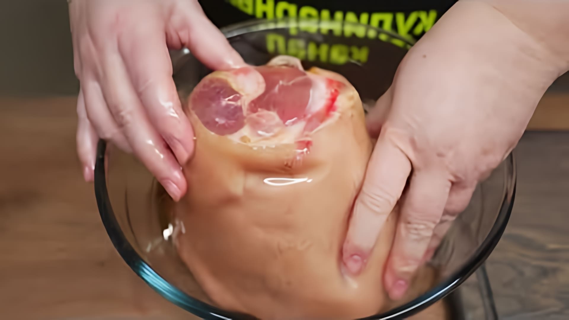 В этом видео демонстрируется процесс приготовления свиной рульки в духовке