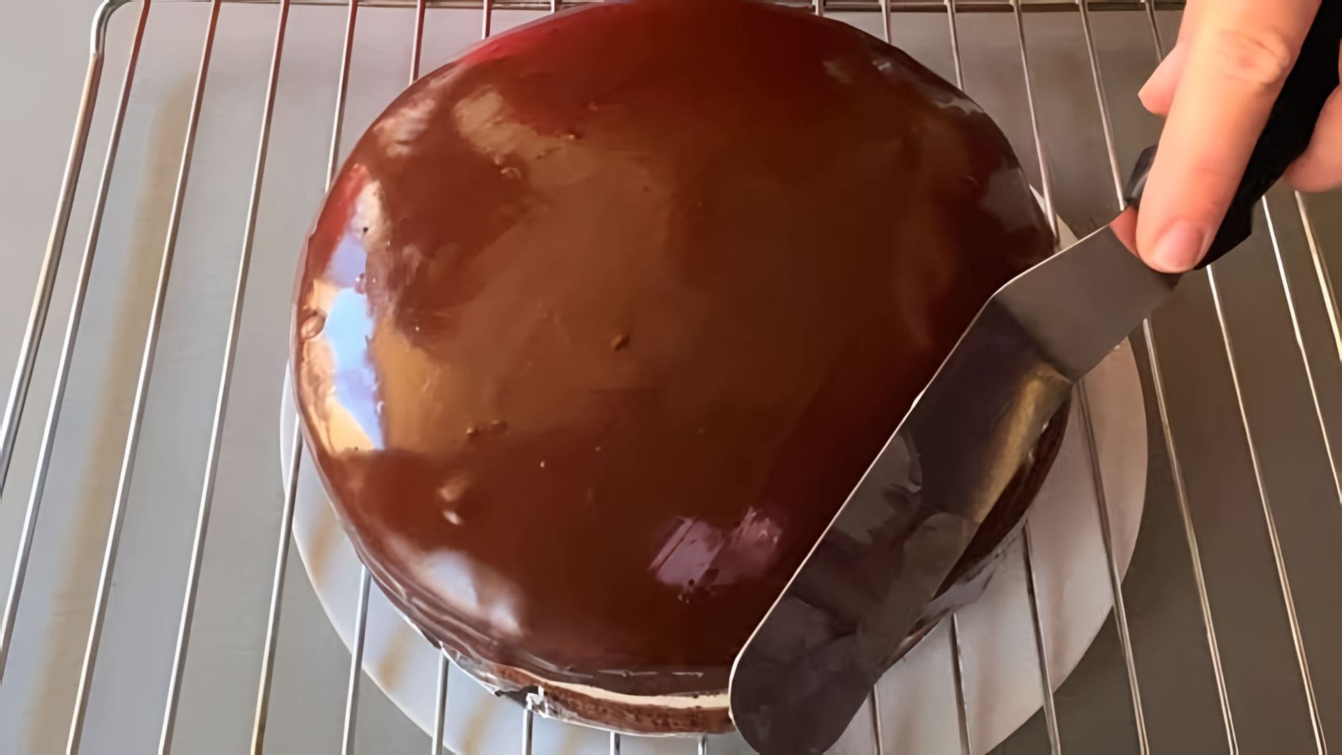 В этом видео я покажу, как приготовить шоколадный торт с кремом чиз