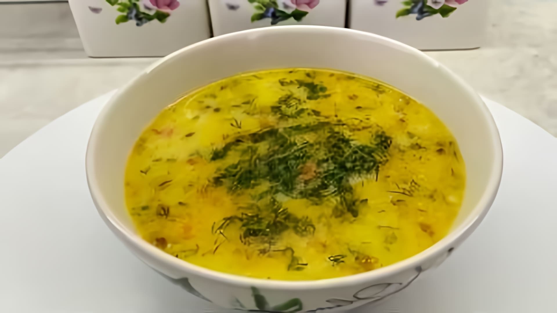 В этом видео демонстрируется процесс приготовления сырного супа с кабачками