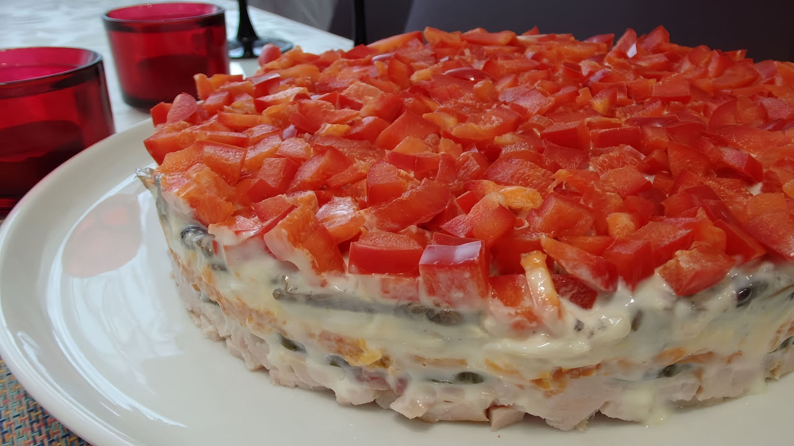 Салат с копченой курицей и болгарским перцем. Салат с курицей и перцем. Салат с копченой курицей помидором перцем. Салат с курицей томатами и сметаной. Салат с копченой курицей помидором перцем.