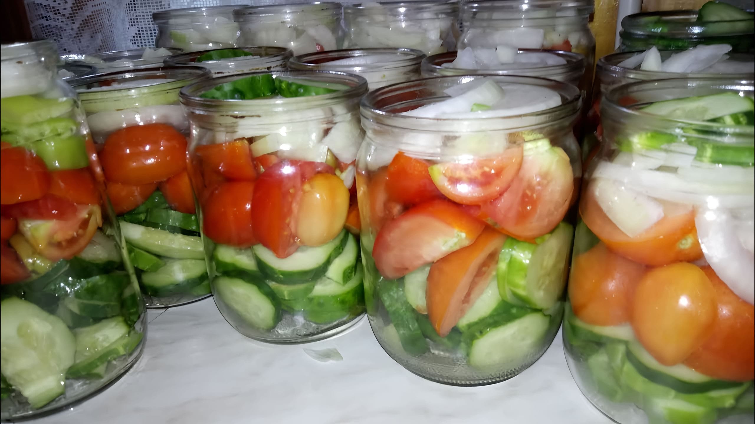 Овощное ассорти на зиму. Салат с огурцами на зиму. Ассорти на зиму помидоры и огурцы. Как закатывать огурцы и помидоры. Маринованные огурцы и помидоры ассорти.