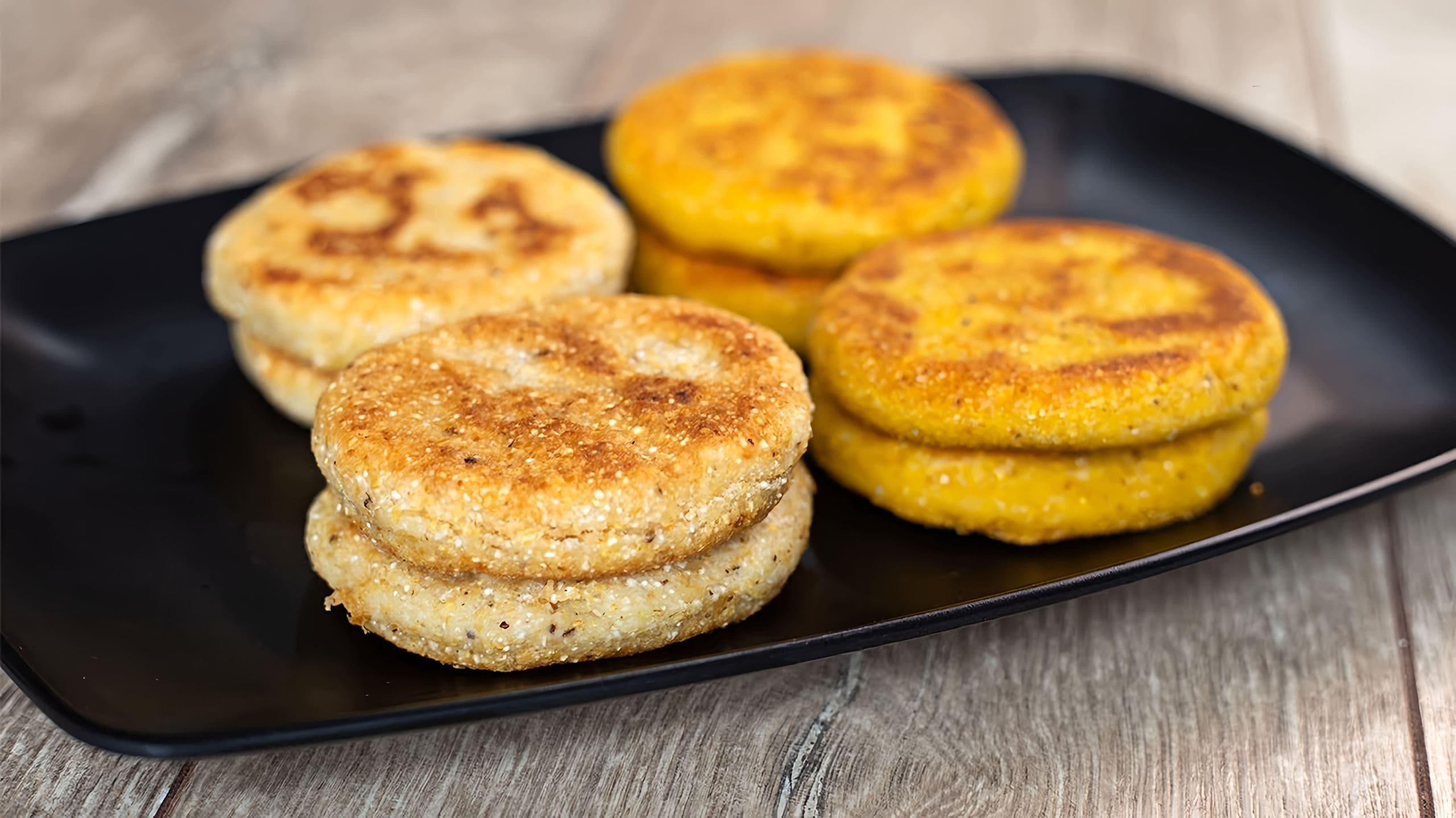 Мчади из кукурузной муки. Мчади из кукурузной. Пирожки из кукурузной муки. Из кукурузной муки на сковороде. Лепешки из кукурузной муки.