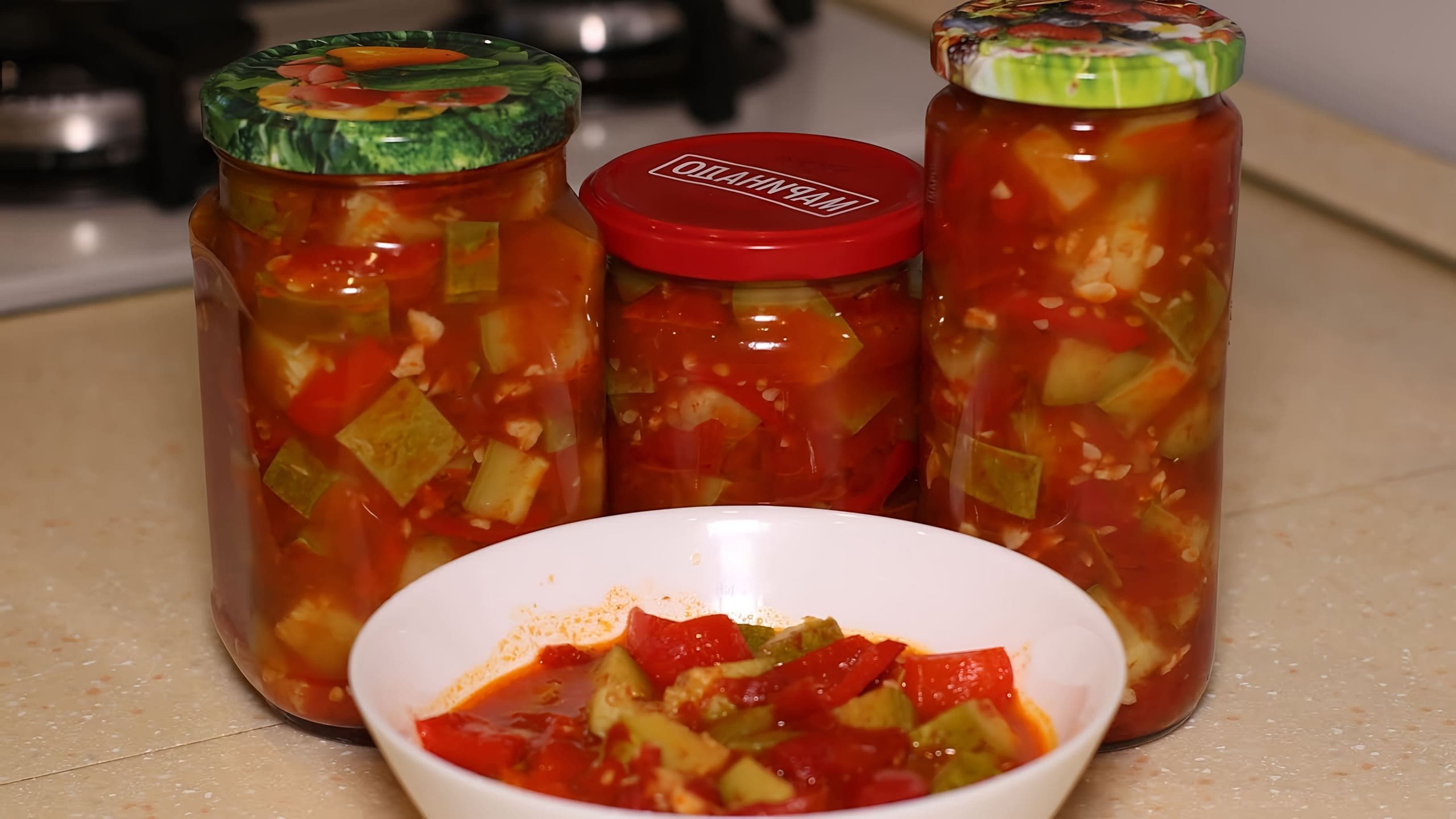 Кабачковый салат на зиму. Кабачковая закуска на зиму. Кабачки с перцем сладким рецепт на зиму. Салат анкл бенс из кабачков на зиму с помидорами. Вкусный салат на зиму из кабачков.