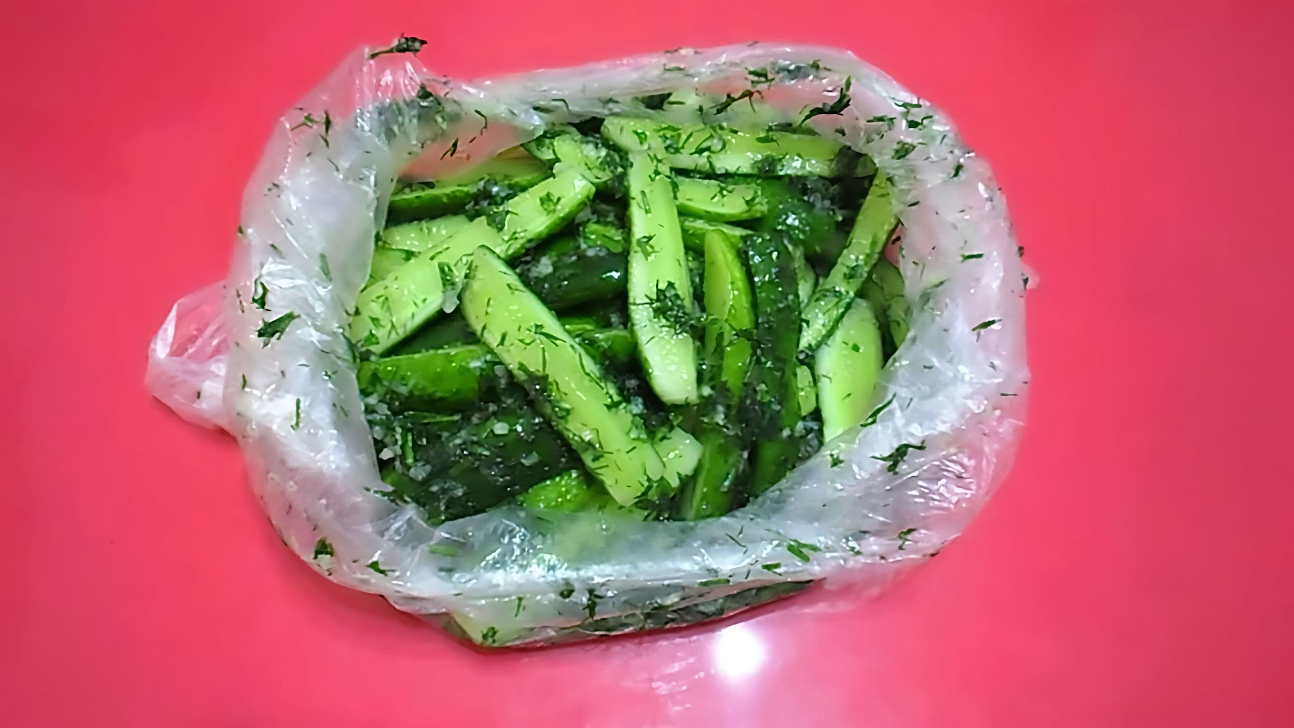 Малосолка в пакете быстро. Малосольные огурцы в пакете с чесноком и укропом. Слабосоленые огурцы в пакете. Малосольные огурцы в пакете. Малосолка в пакете быстро.
