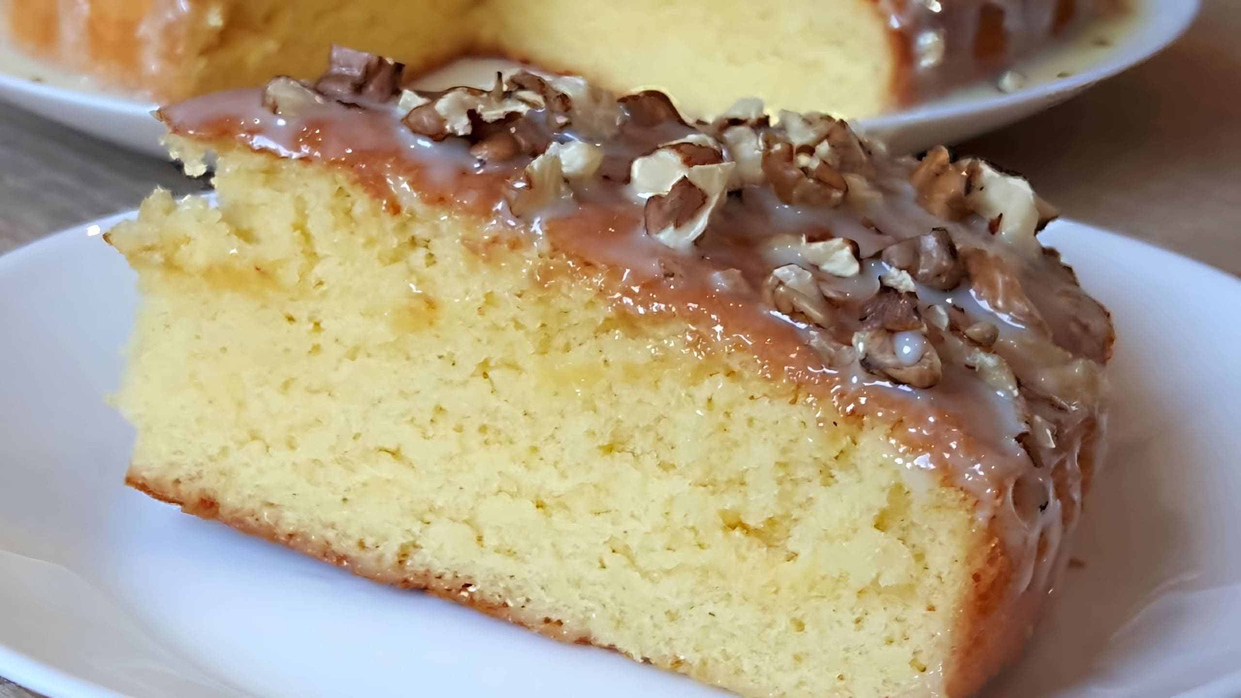 Пирог со сгущёнкой в духовке. Пирог с варёной сгущёнкой. Выпечка с сгущенным молоком. Манник с вареной сгущенкой. Манник украсить.