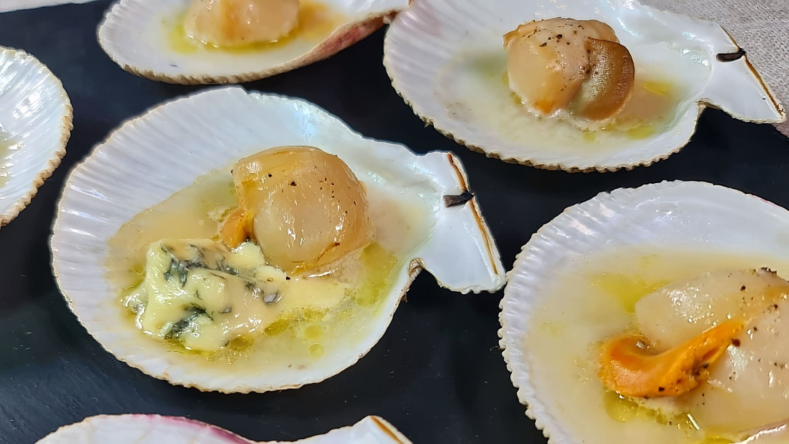 Как запечь гребешки в духовке без раковины. Гребешок в ракушке в духовке. Гребешки запеченные в раковине. Запечённый гребешок в раковине с творожным сыром. Раковина морского гребешка.