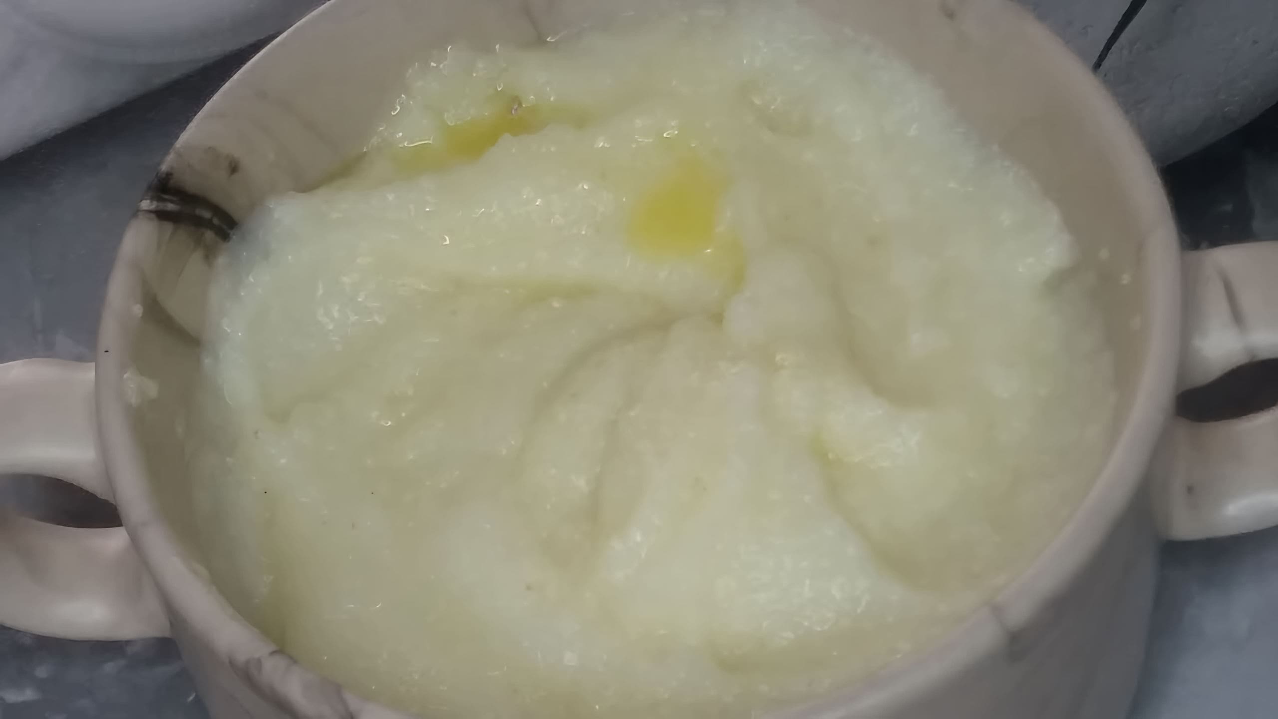 Манная каша с киселем. Каша с комочками фото. Манная каша на молоке на 2 порции без комочков. Манная каша с комками. Манная каша на молоке.