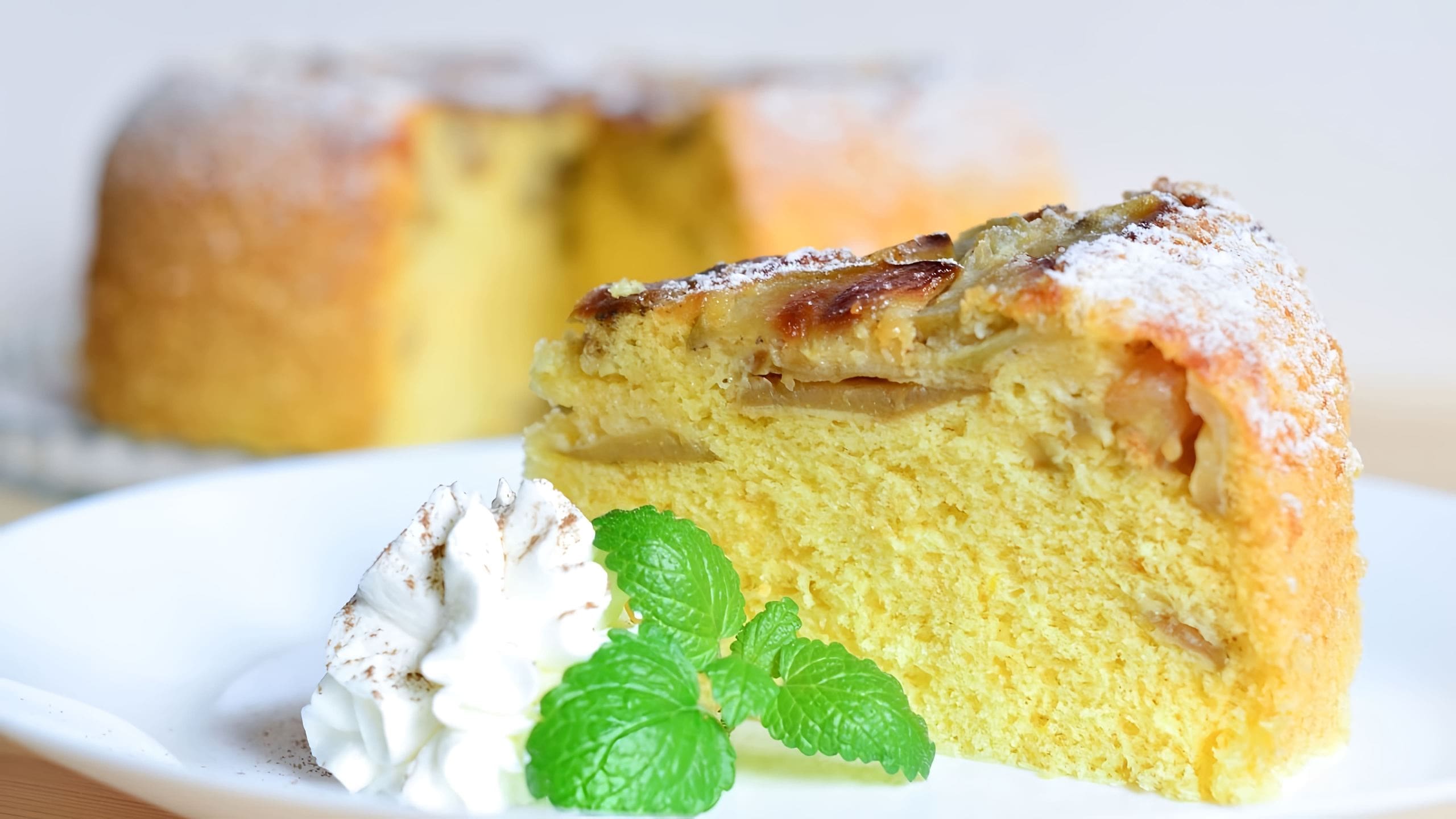 Яблочная шарлотка. Шарлотка в мультиварке с яблоками рецепт. Яблочный пирог с сахарной пудрой. Шарлотка. Шарлотка с яблоками.