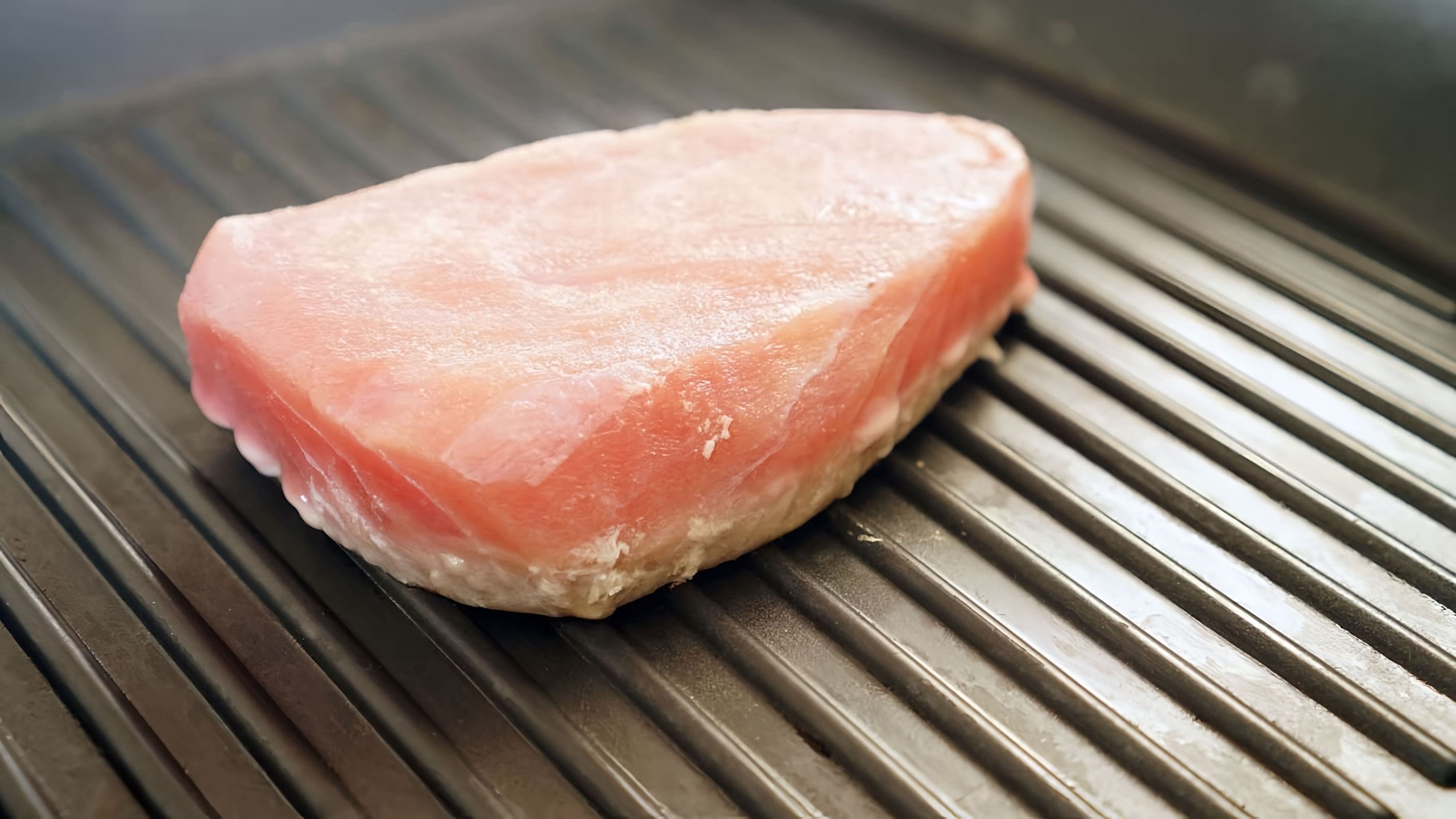 Стейк тунца. Стейк тунца в духовке. Тунец на гриле тефаль. Замороженный стейк тунца рецепты. Стейк из тунца на сковороде гриль.