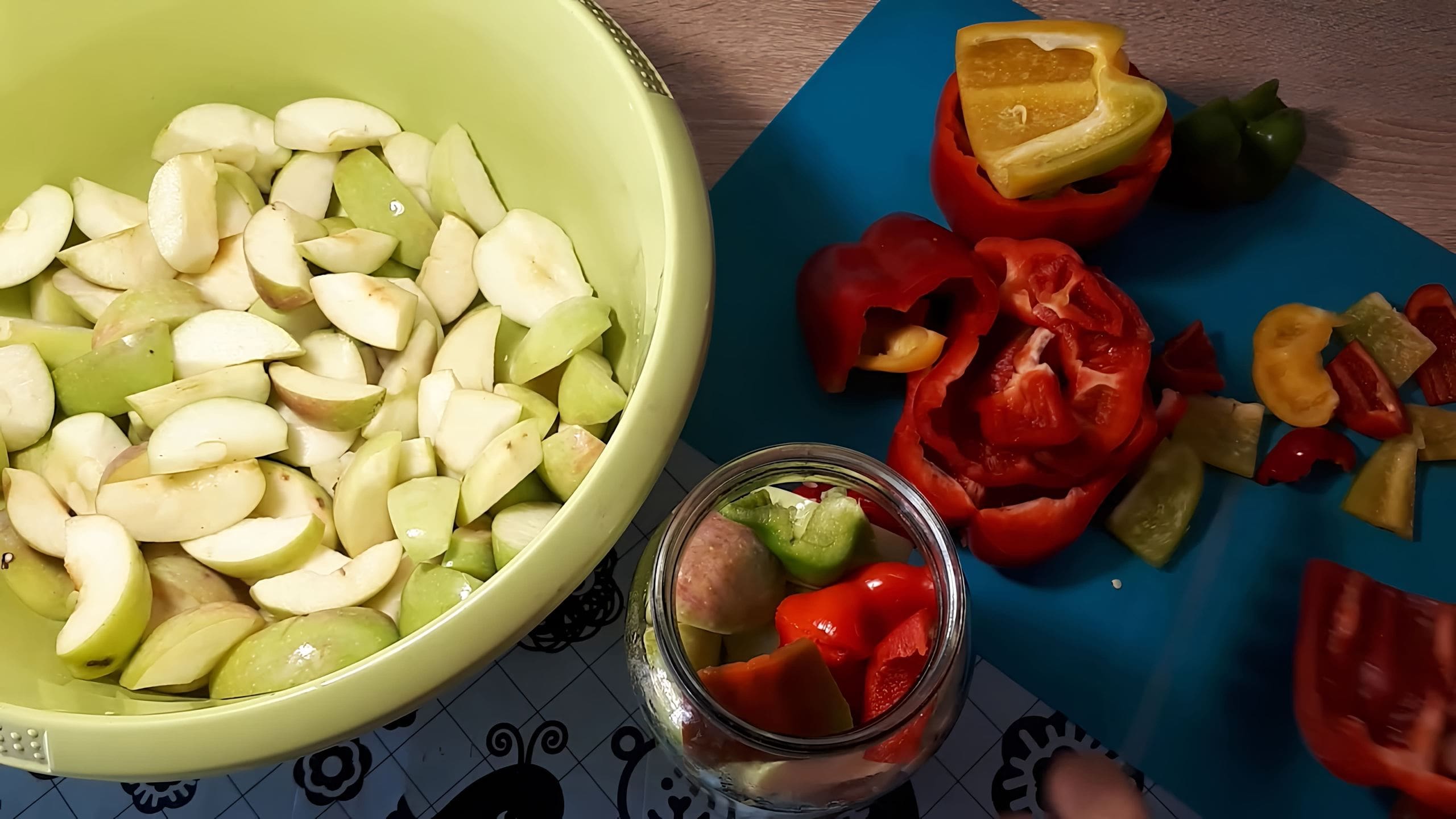 Закуски на палочках. Перец острый зеленый. Рулетики из печеного перца. Перец яблочный. Закуска из перца и яблок.