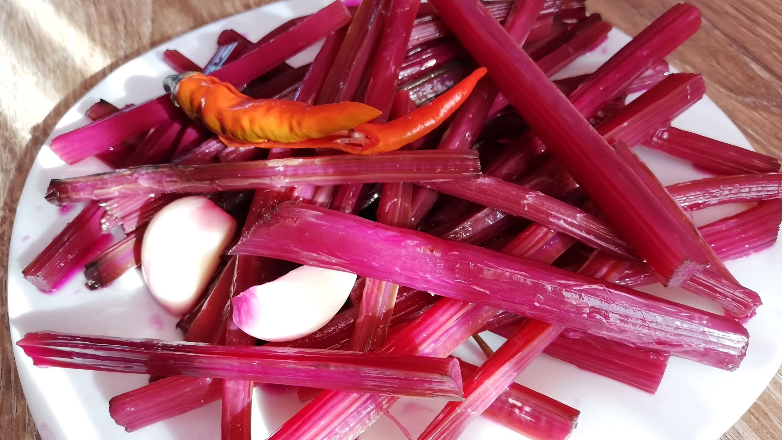 Стебель свеклы. Свекольная черешки. Маринованные свекольные черешки. Маринованные свекольные черешки. Свекольные стебли.