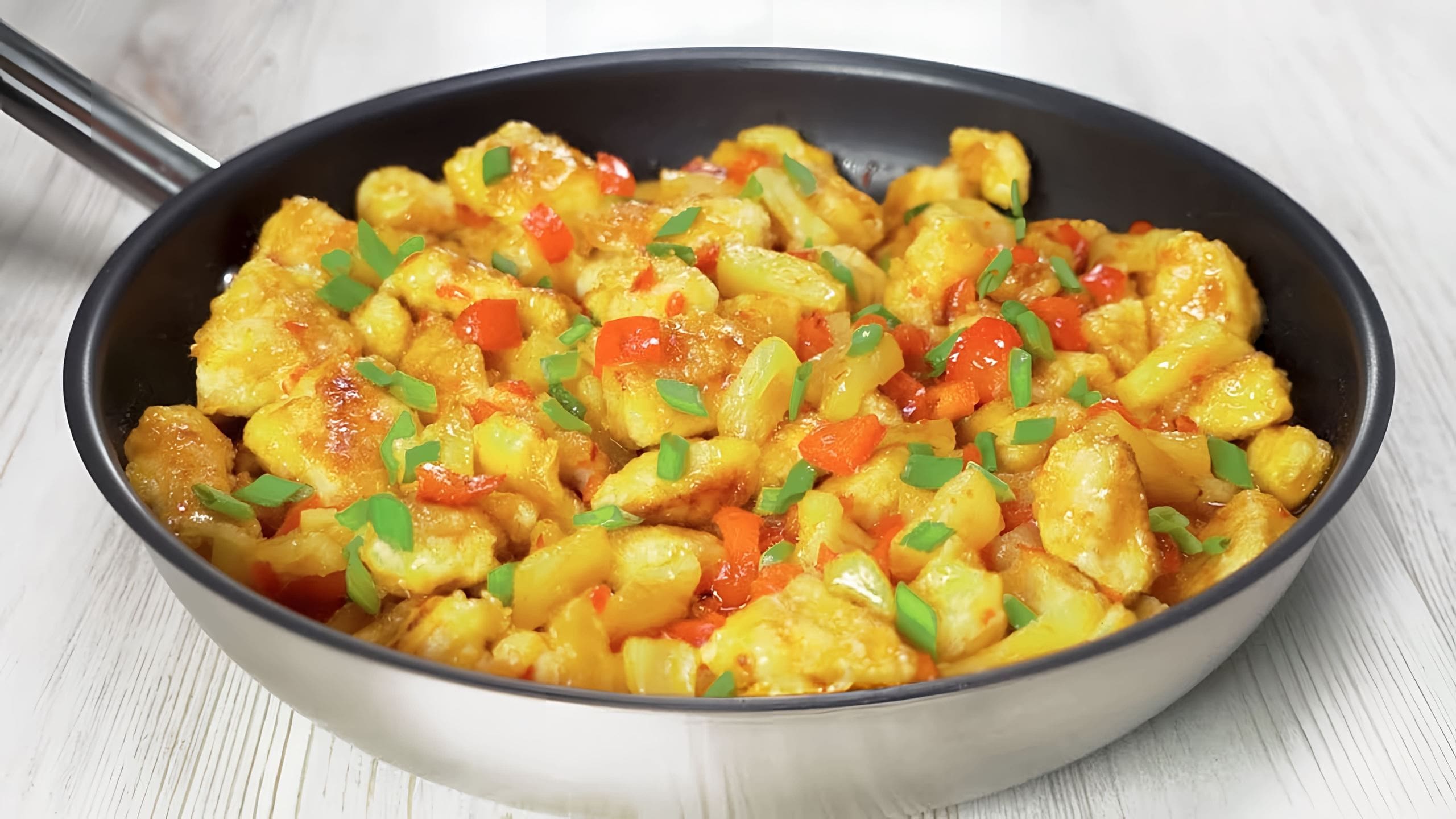 Грудка с ананасом на сковороде. Курица с консервированными ананасами на сковороде. Куриное филе с ананасами на сковороде. Курица запеченная в ананасе в духовке. Грудка с ананасом на сковороде.