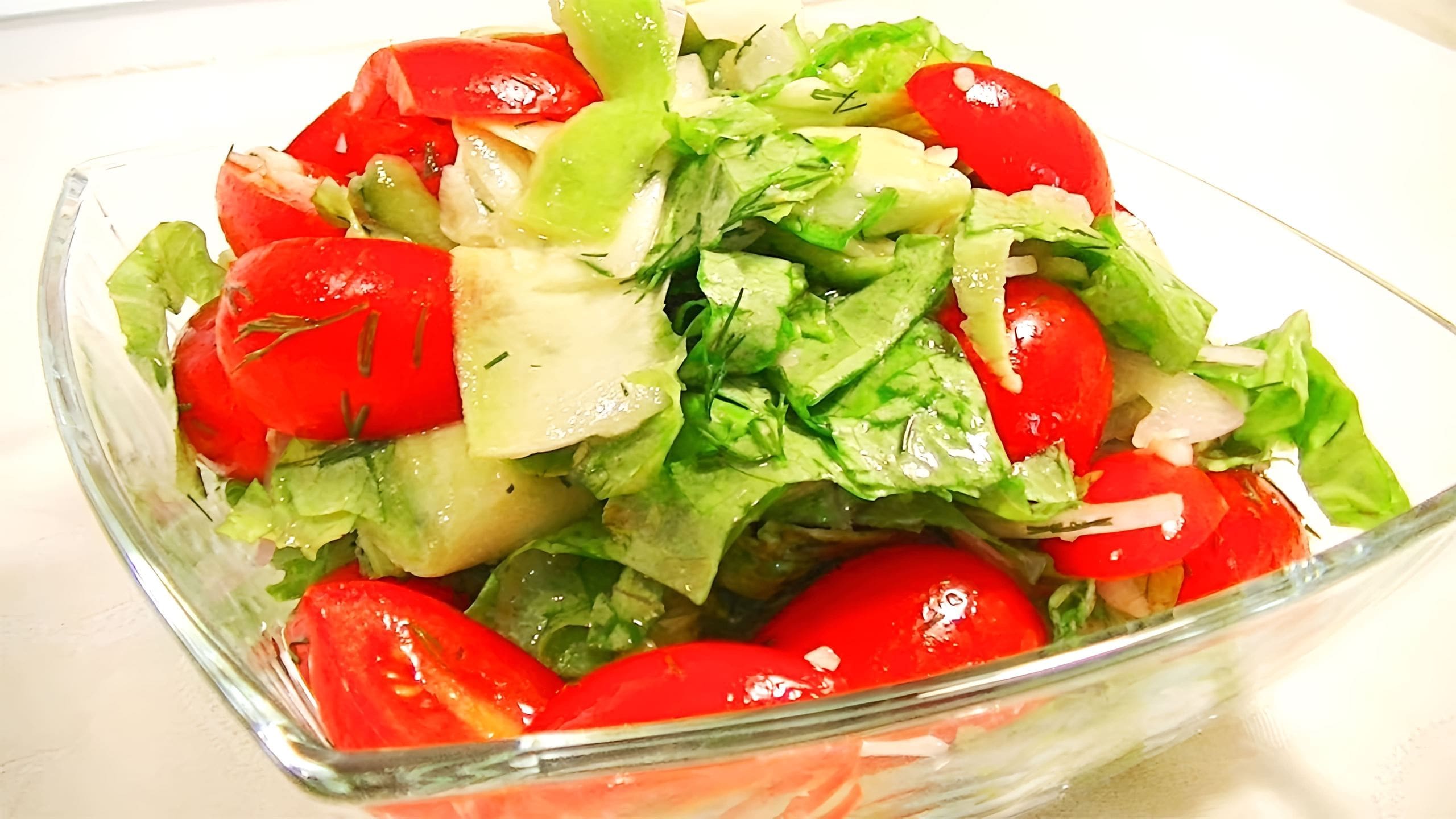 Овощной салат. Салат огурцы помидоры. Овощной салат на белом фоне. Салат огурцы перец. Овощной салат.