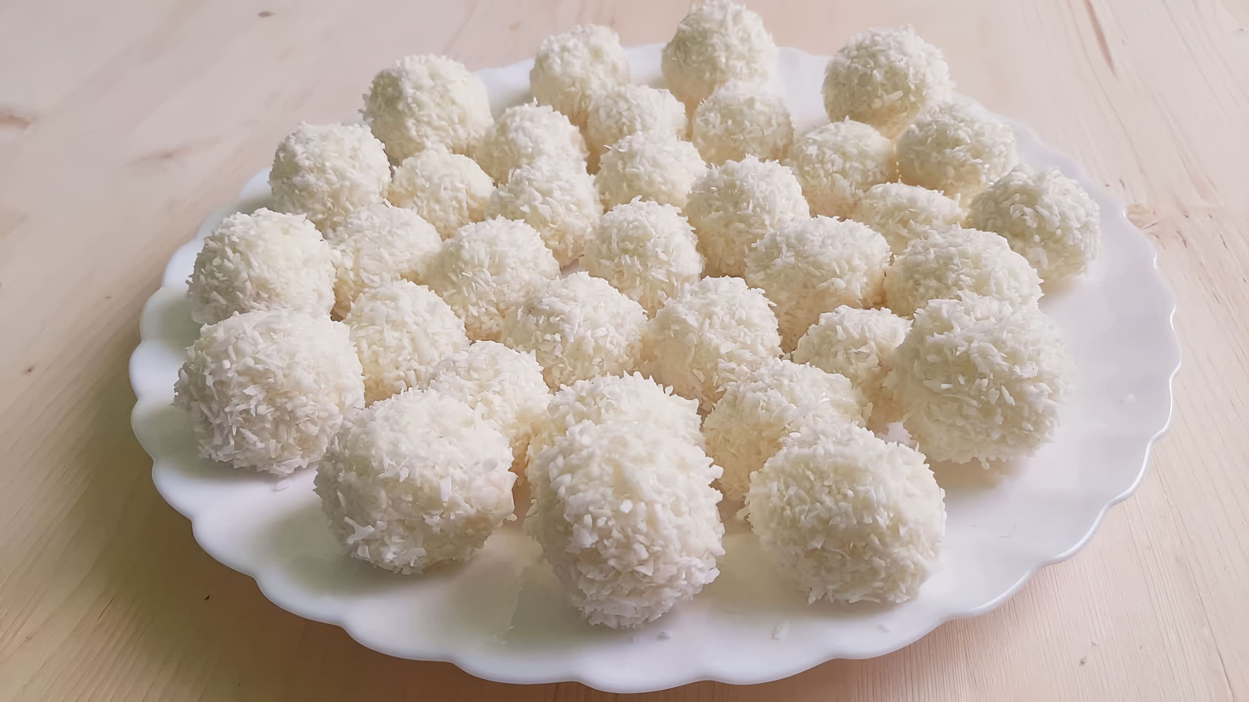 Рафаэлло конфеты фото домашние. Рафаэлло с кокосовой стружкой. Рафаэлло из кукурузных палочек и сгущенки. Рафаэлки своими руками. Рафаэлки своими руками.