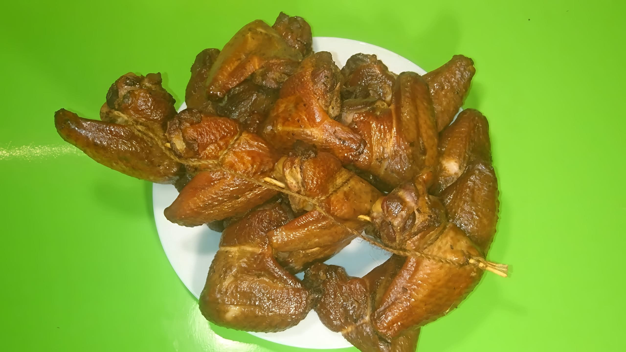 Крылышки горячего копчения. Крылышки домашнего копчения горячего. Копченые крылышки. Копченние куриние крилашки. Копчение крылышек в коптильне рецепты.