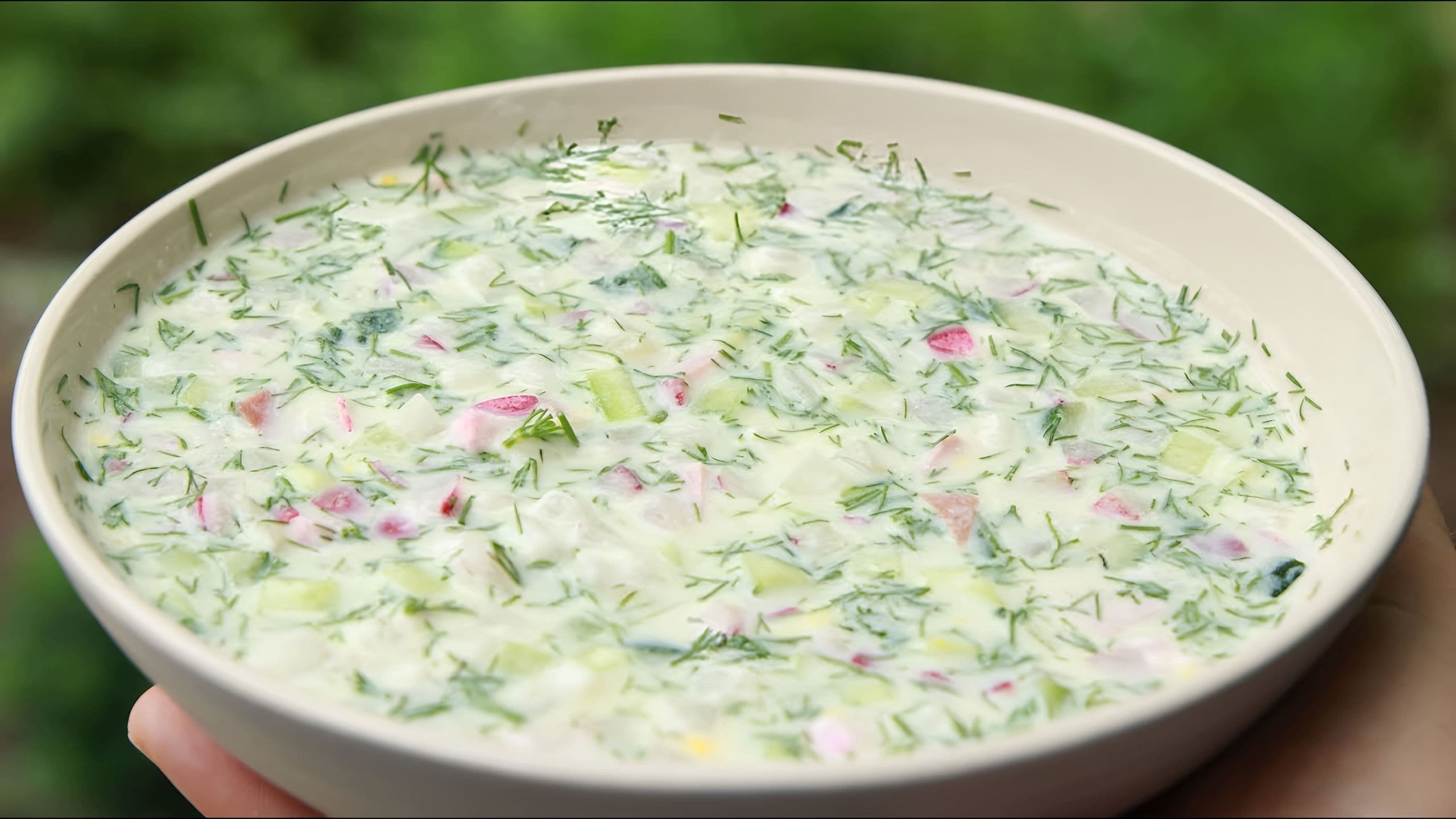 Окрошка на минералке. Окрошка с картошкой. Окрошка на кефире с минералкой и колбасой. Окрошка на кефире с горчицей. Кефир и минералка для окрошки.