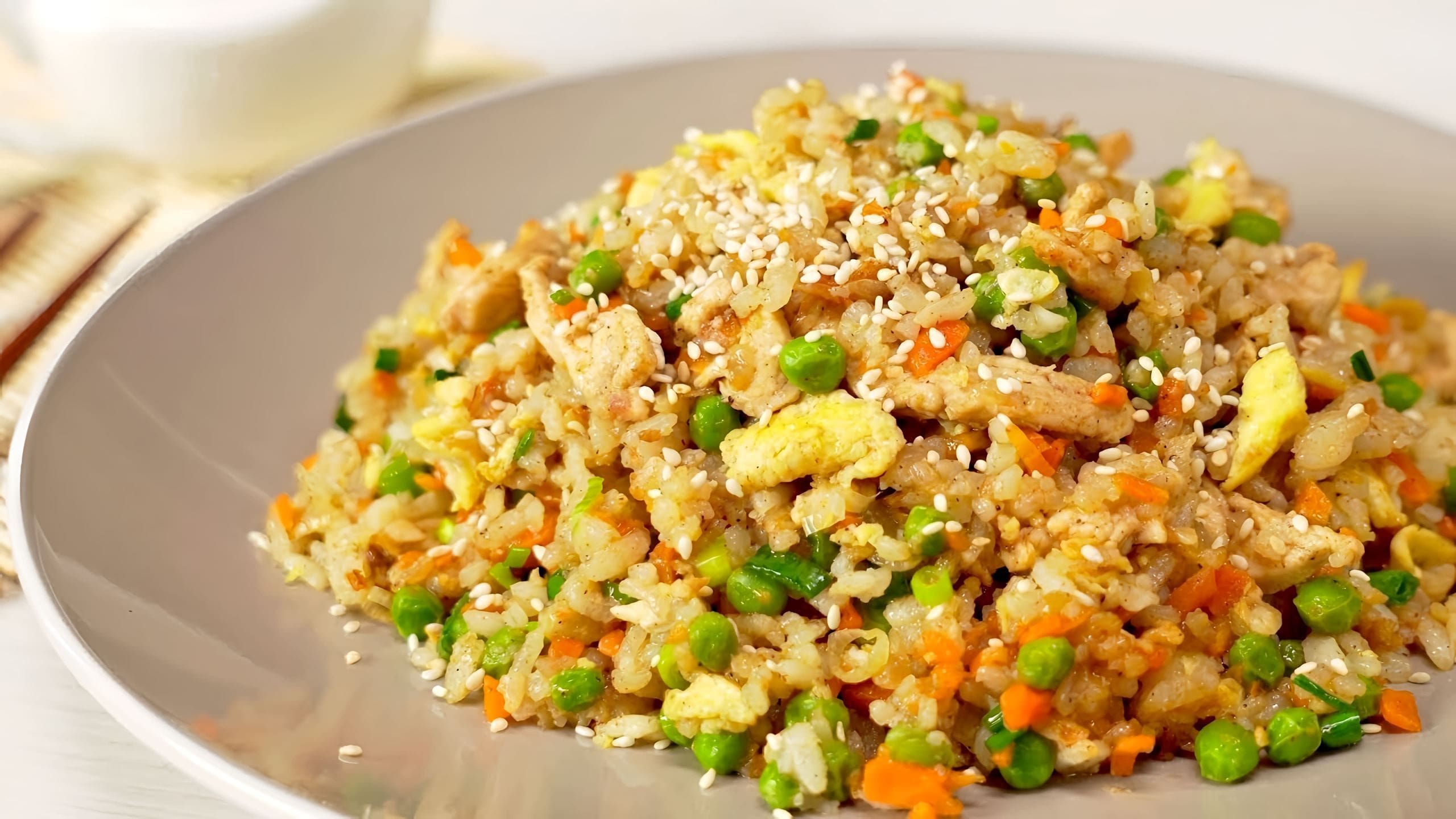 Рис по-тайски с курицей и яйцом. Фрайд райс по-тайски. Жареный рис (fried rice). Рис с овощами и яйцом по-китайски. Жареный рис по-тайски.