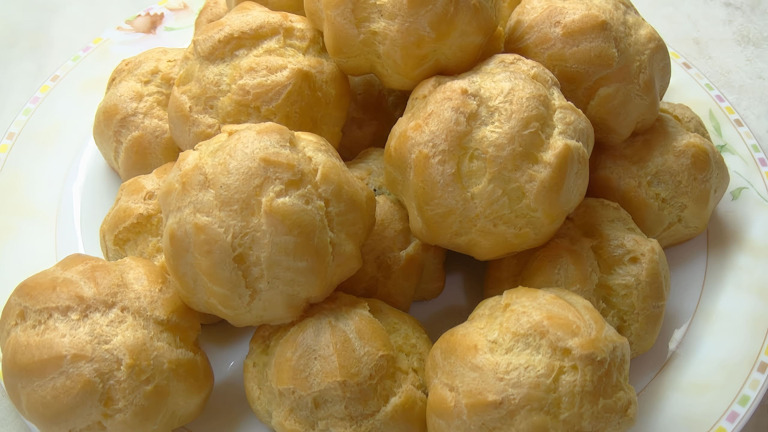 Заварные на маргарине. Картинки профитроли с заварным кремом. Пирожное из заварного теста. Заварное тесто для профитролей. Заварное тесто для эклеров и профитролей.