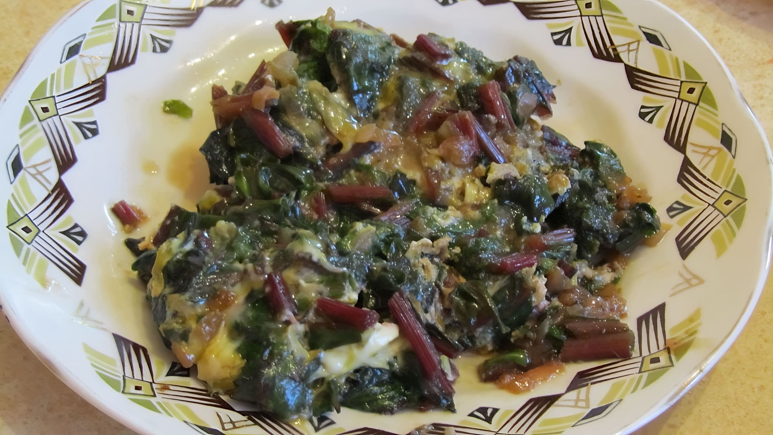 Салат со свекольной ботвой. Салат из свекольной ботвы. Свекольная ботва. Листья свеклы для салата. Салат из свекольной ботвы.