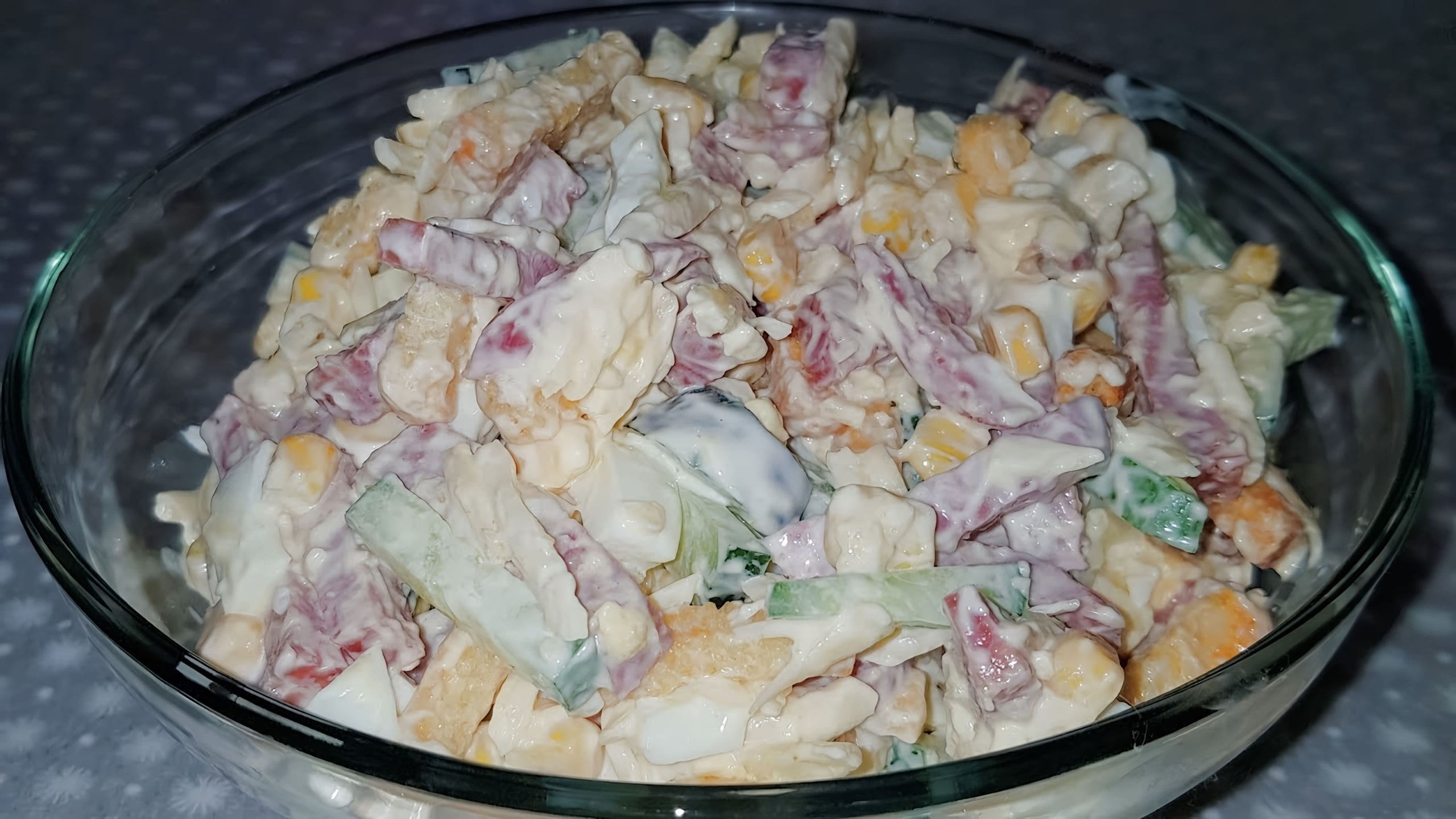 Простой салат с сухариками и колбасой. Баварский салат с колбасками. Салат с сухариками и фасолью и копченой колбасой. Салат с сухариками и кукурузой и колбасой и огурцом. Салат с сухарями.