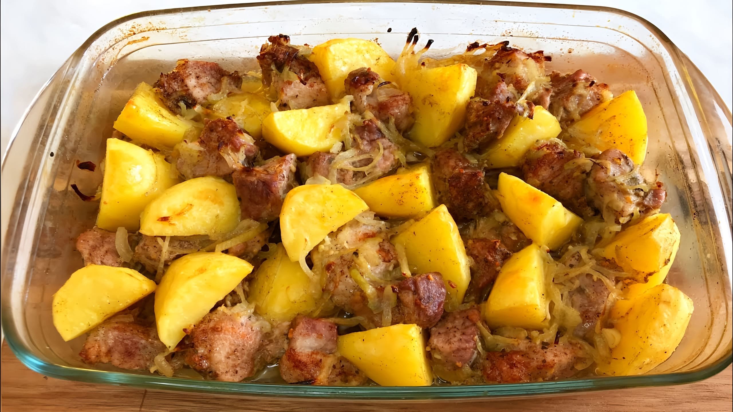 Картошка тушеная в духовке в стеклянной посуде. Мясо в горшочках с картошкой в духовке. Картошка с мясом в духовке в стеклянной посуде. Картошка с мясом в утятнице. Жаркое в духовке со свининой в стеклянной посуде.