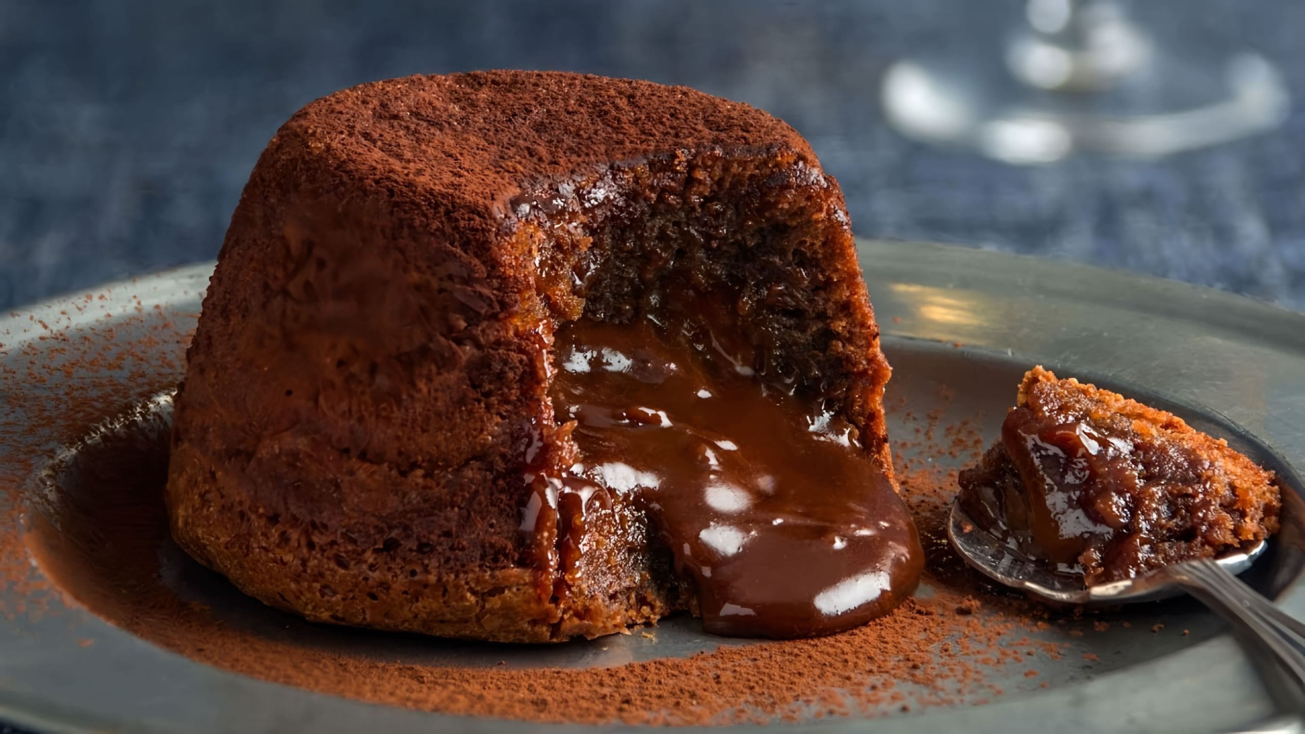 Кекс брауни шоколадный. Торт с вытекающим шоколадом. Вытекает шоколад. Шоколадный фондан кекс. Шоколадный фондан брауни.