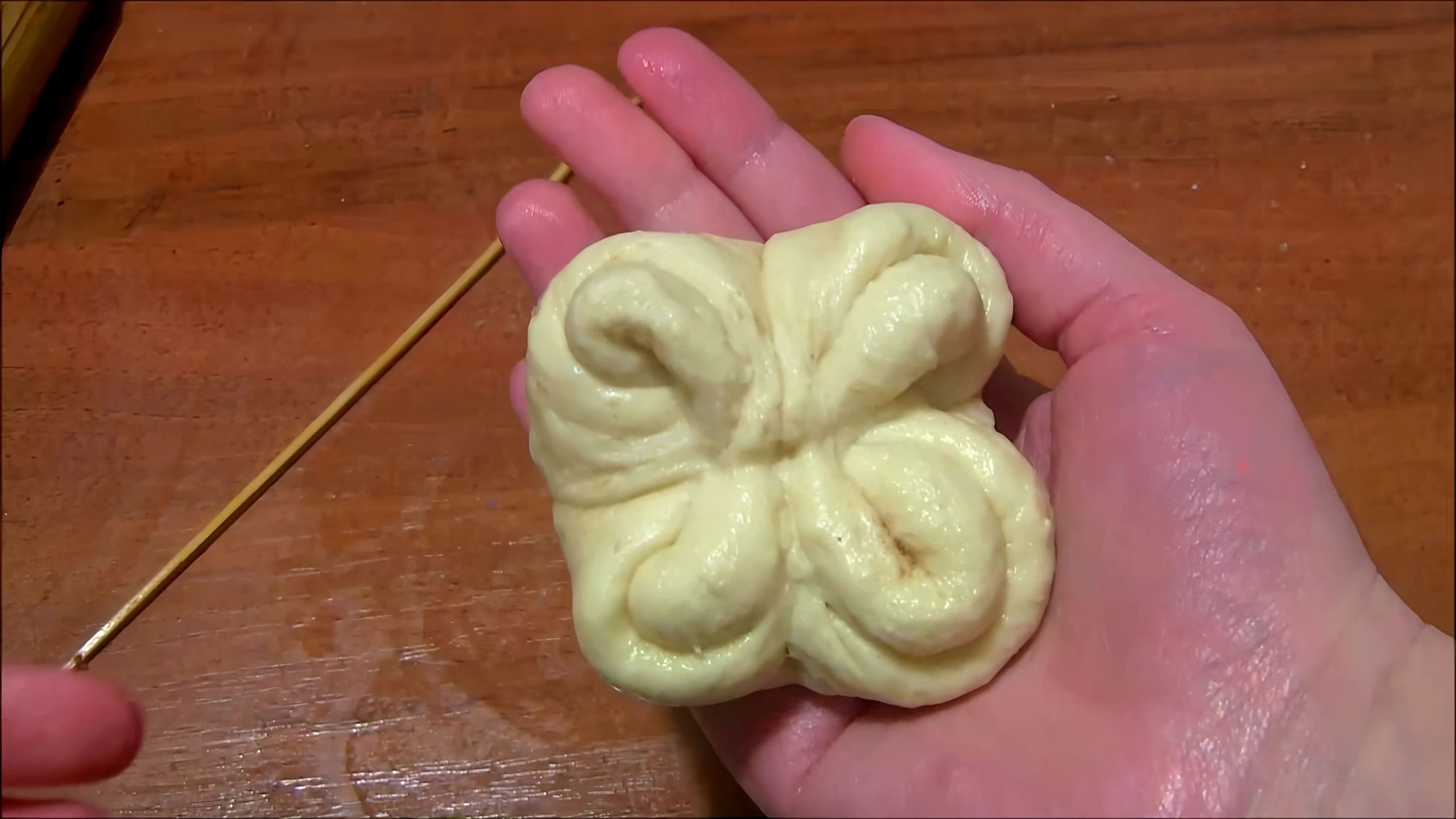 Фигурные булочки из дрожжевого теста. Формочки для булочек. Форма булочек видео. Легкие формы булочек. Плюшки с сахаром из дрожжевого теста форма.