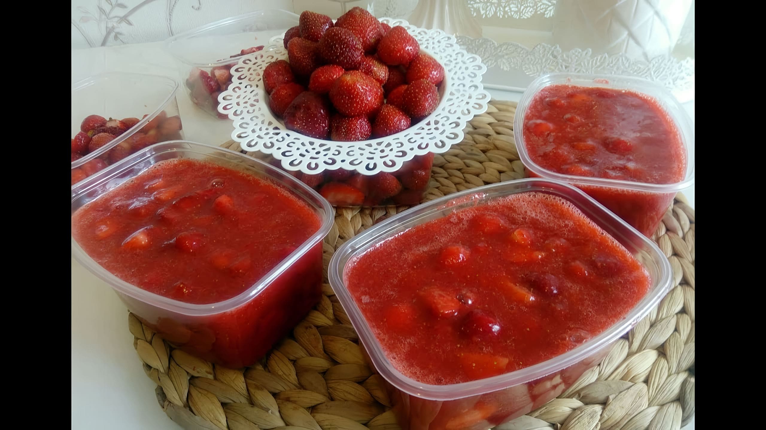 Способы заготовки клубники на зиму. Клубника заготовка на зиму без варки. Клубника протертая с сахаром на зиму без варки. Варенье из замороженной клубники. Земляника с сахаром на зиму.