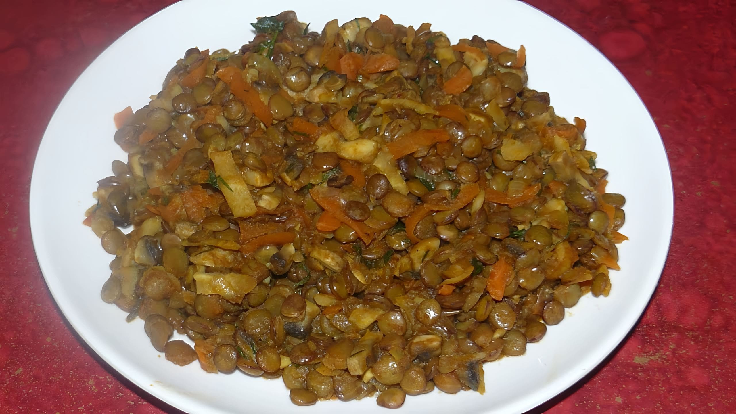 Чечевица с чем сочетается. Чечевица с помидорами и чесноком. Чечевица с шампиньонами. Гречка с чечевицей и грибами. Жареная чечевица.
