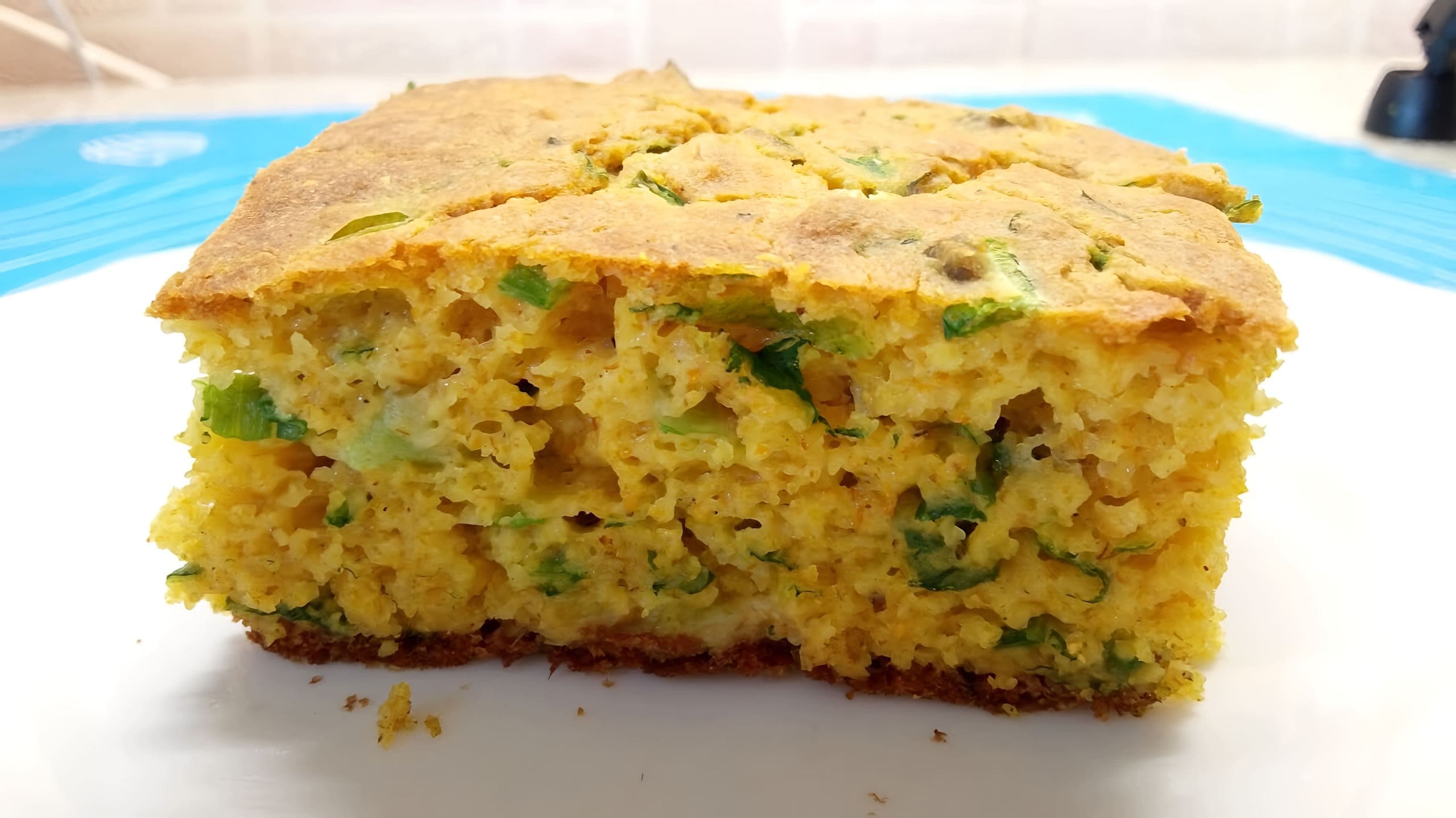 Кукурузный пирог кефир. Пирог из кукурузной крупы. Кукурузный пирог на кефире. Шарлотка из кукурузной муки. Пирог из кукурузной муки на кефире.