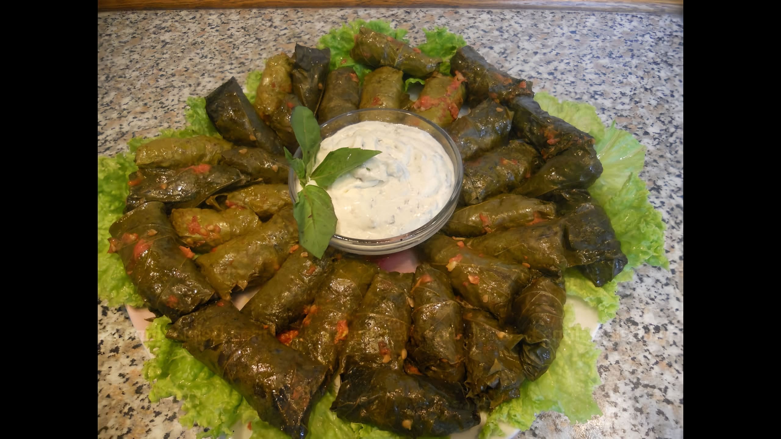 Как правильно приготовить долму из свежих виноградных листьев. Долма из маринованных виноградных листьев рецепт с фото. Долма с виноградных листьев. Долма в виноградных листьях. Хамур долма.