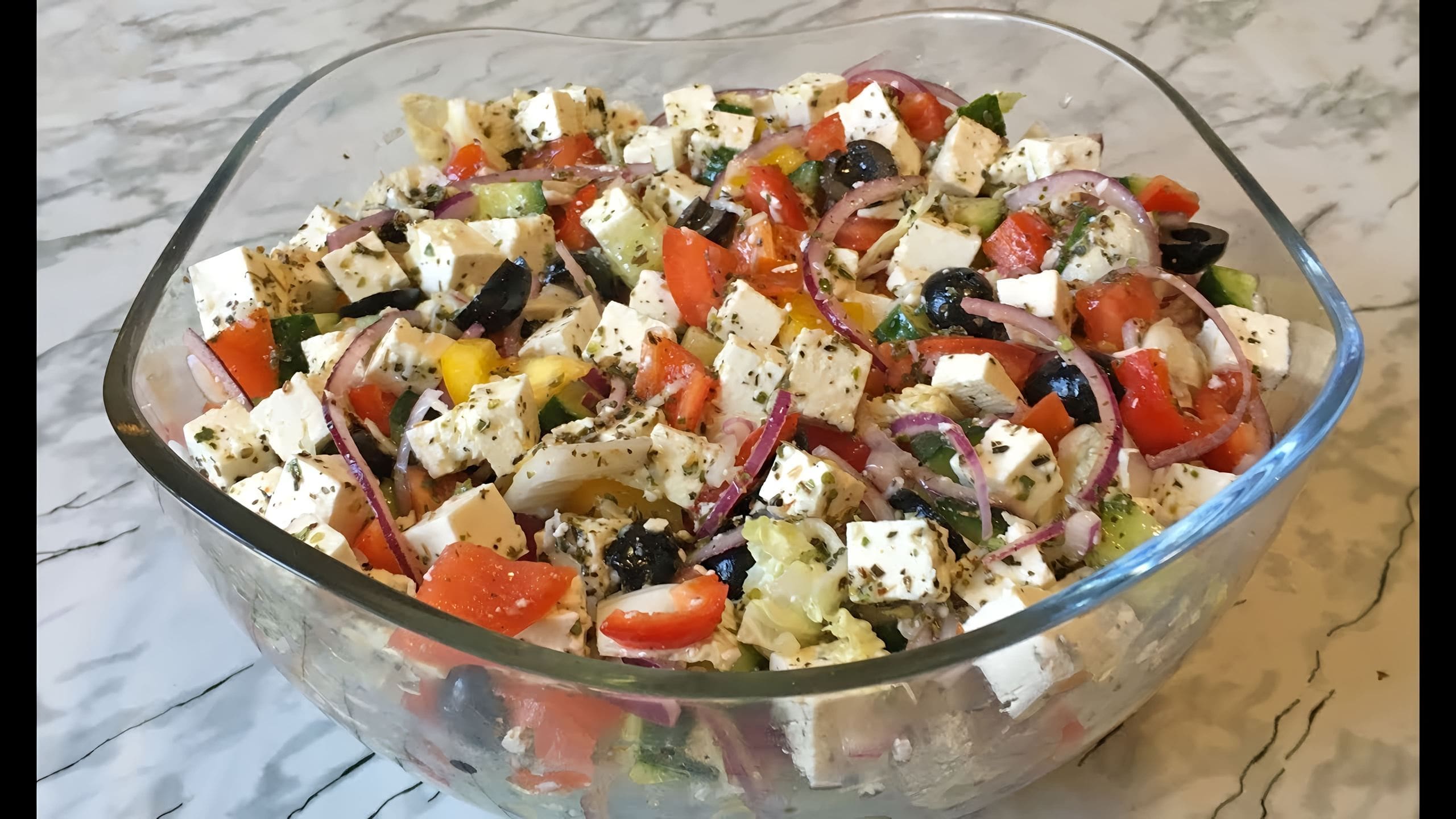 Салат с брынзой и помидорами и огурцами. Салат с пекинской капустой и брынзой. Салат из пекинской капусты с огурцом и маслинами. Греческий салат с пекинской капустой. Салат с пекинской капустой и маслинами.