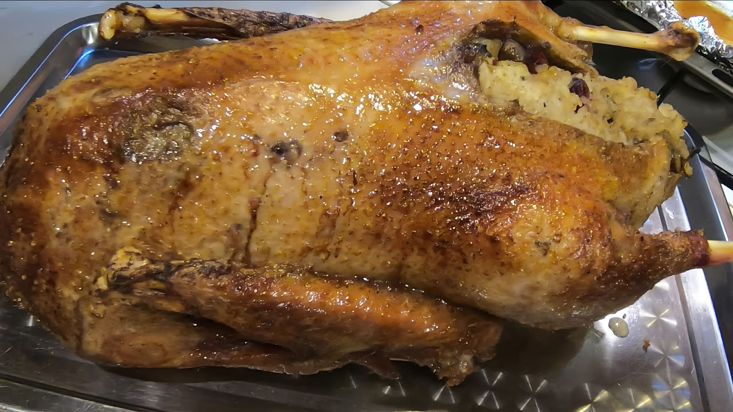 Гусь запеченный в духовке. Гусь рецепты приготовления. Замариновать гуся для запекания в духовке. Гусь запеченный в духовке. Гусь в духовке целиком в фольге.