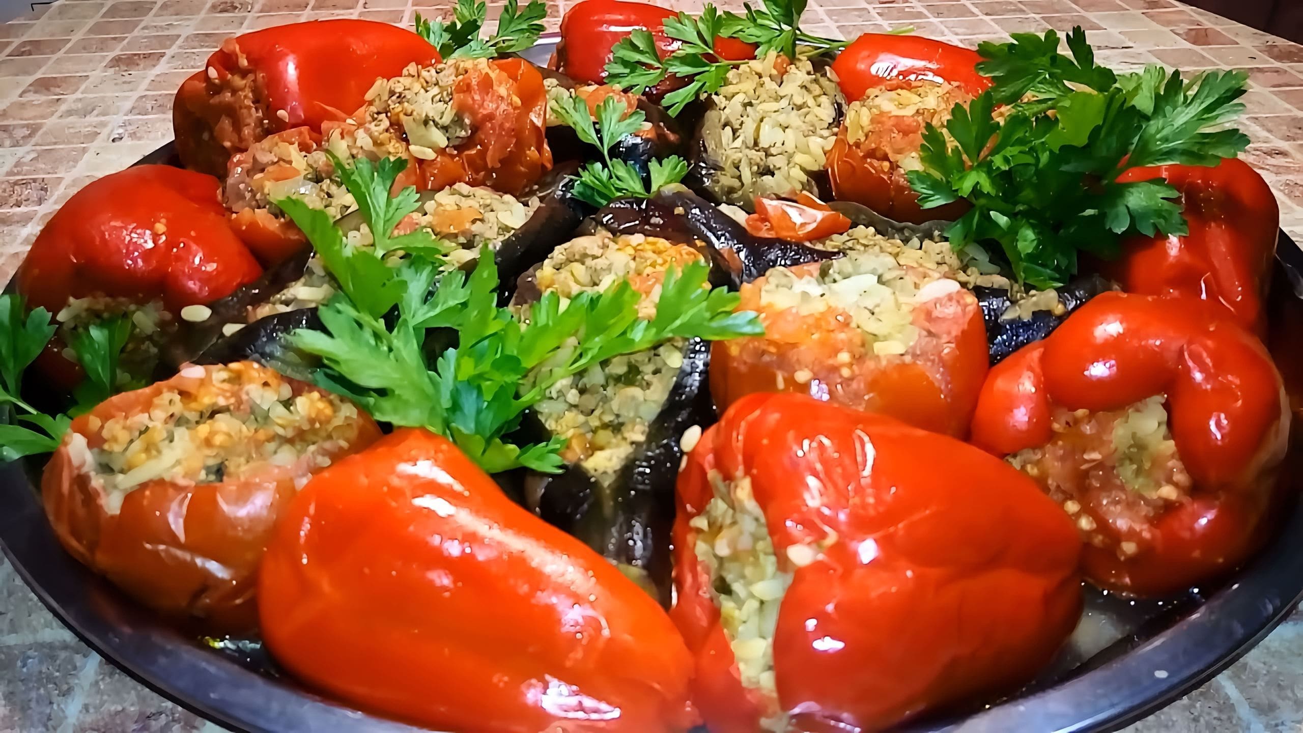 Бадымджан бибер долмасы. Долма баклажан помидор перец. Кабурга долмасы. Долма с баклажанами. Долма баклажан помидор перец.