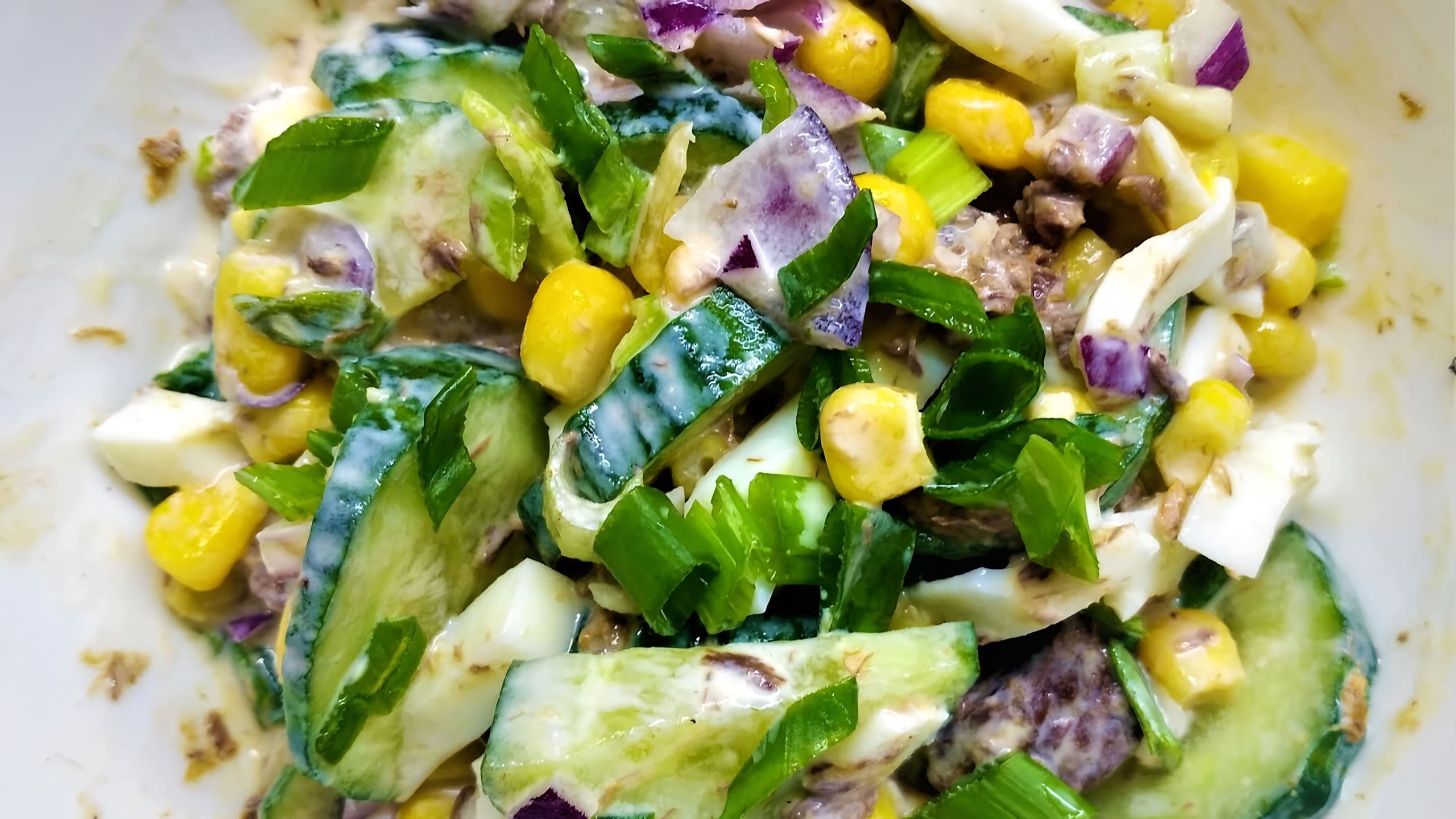 Салат тунец яйцо огурец кбжу. Салат с тунцом и кукурузой. Салат с тунцом, кукурузой и огурцом. Салат с тунцом и кукурузой и яйцом и огурцом. Салат огурец яйцо кукуруза.