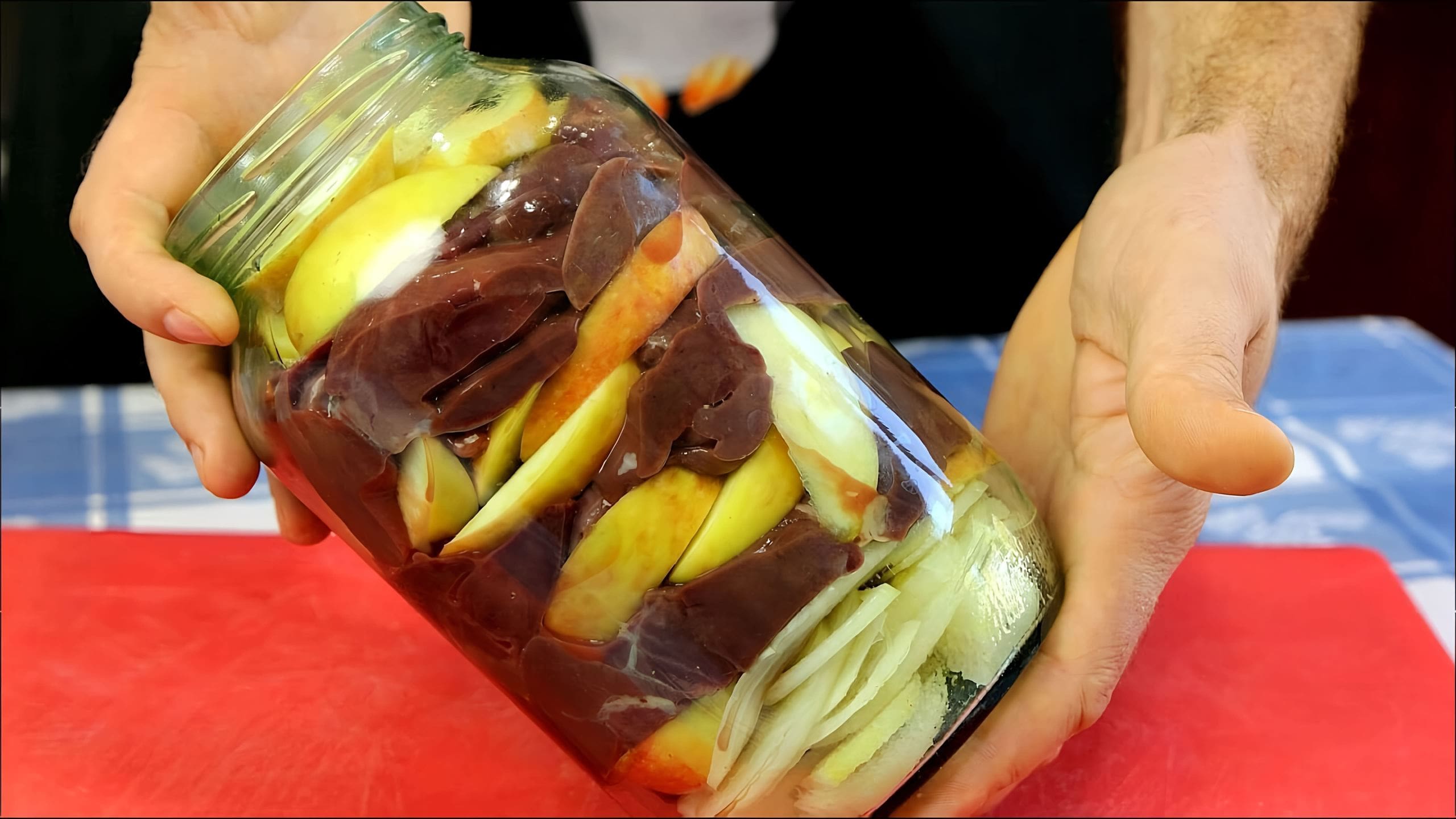 Печень с яблоками в банке. Печень куриная в банке в духовке с яблоками. Куриная печень в банке. Печень куриная в банке с яблоками. Печень в банке.