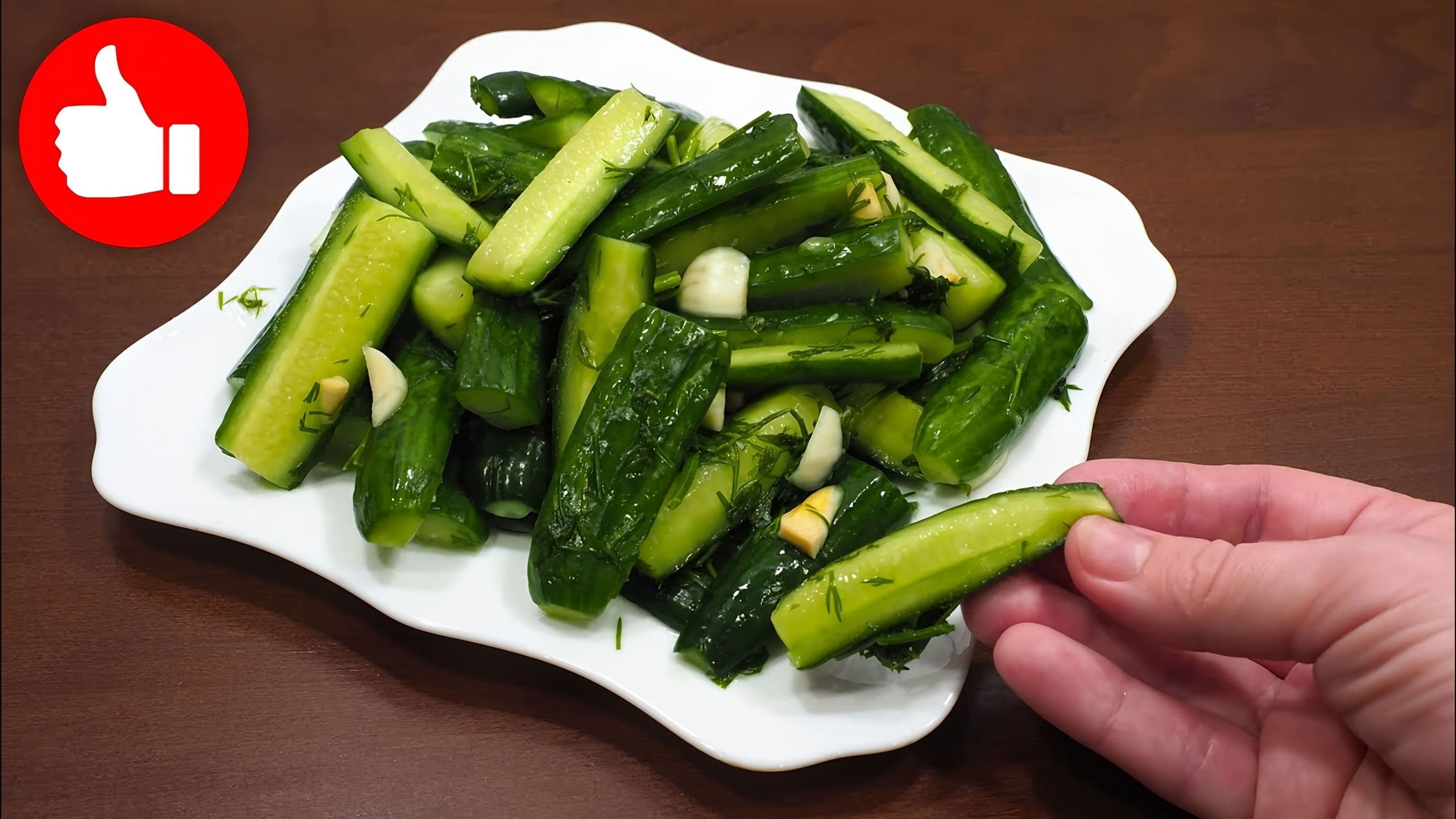 Малосольные на минералке рецепт хрустящие быстрого. Малосольные огурчики на минералке. Малосольные огурцы на минеральной воде. Суточные малосольные огурчики на минералке. Малосольные на минералке рецепт хрустящие быстрого.