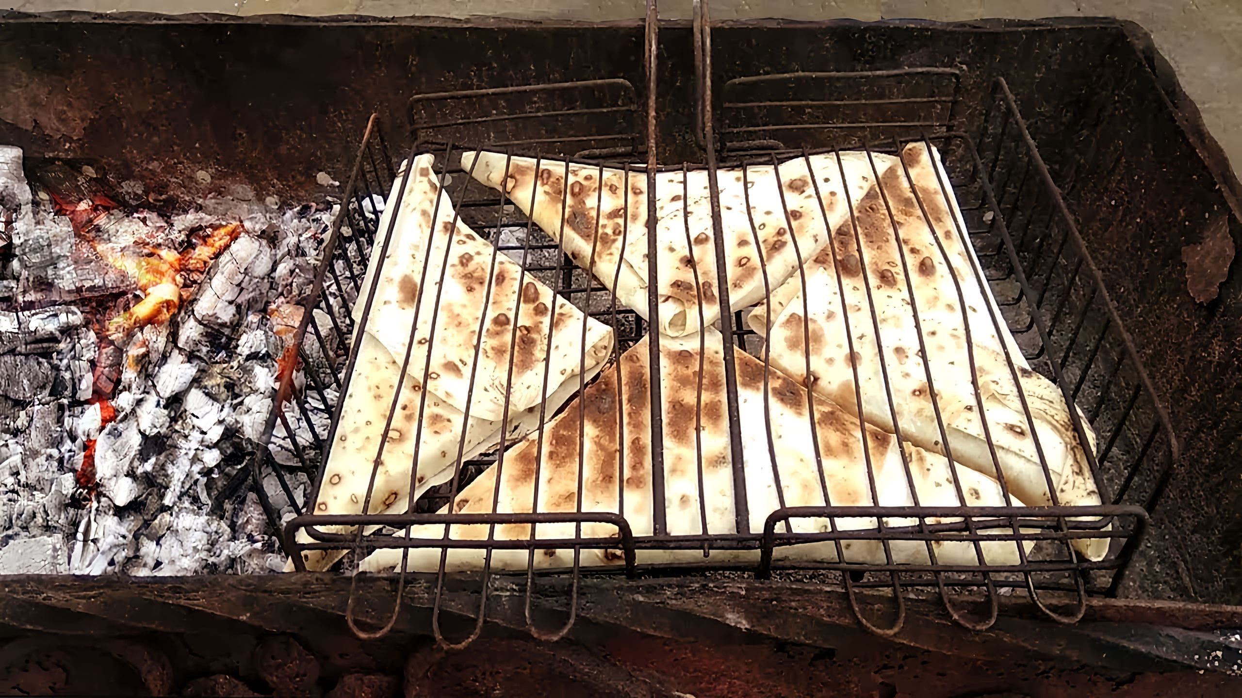 Сырный лаваш гюмри. Пицца на лаваше. Лаваш с сыром на решетке. Конвертики из лаваша с курицей. Шаурма на решетке на мангале.