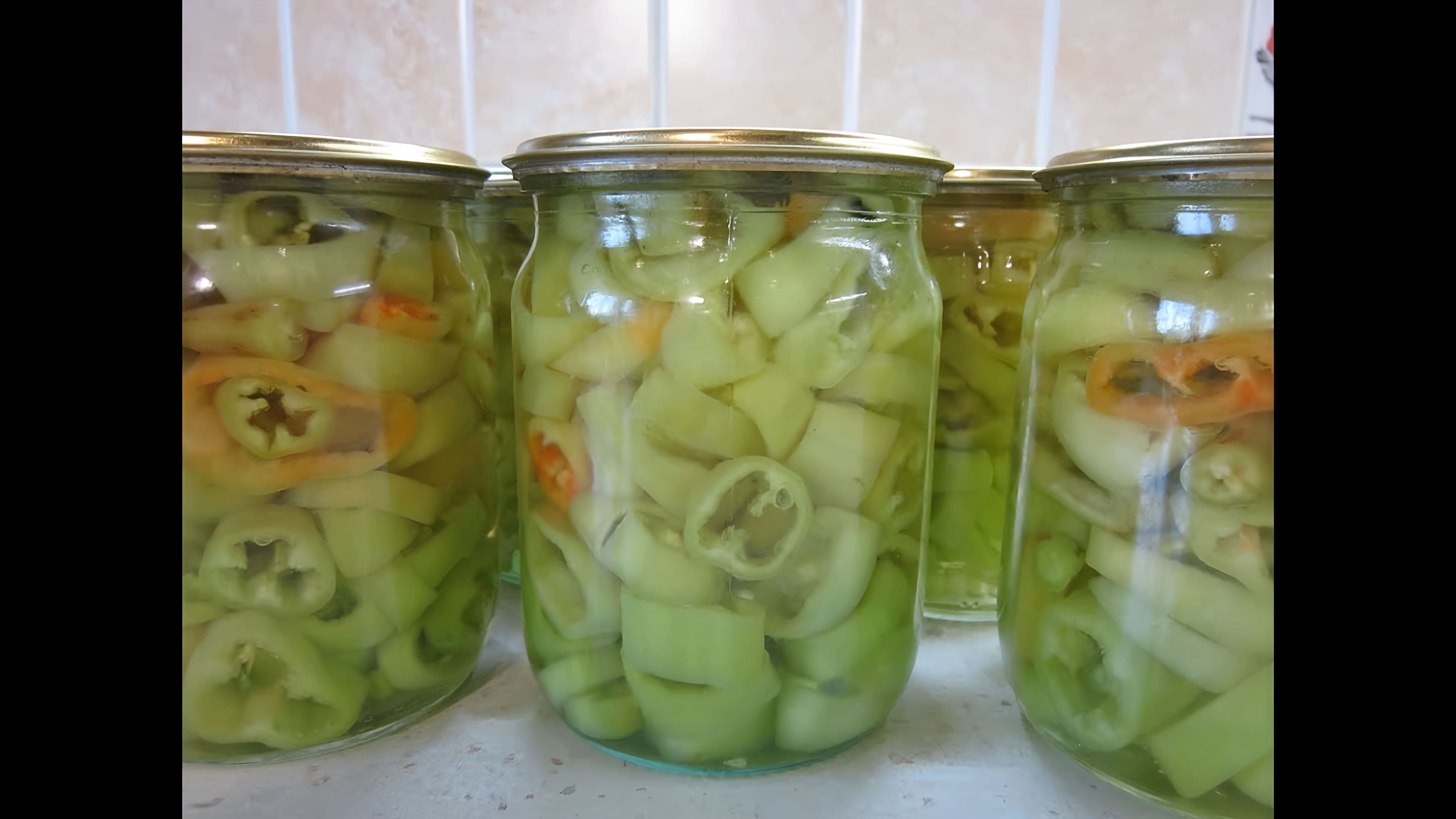 Заготовки из перца болгарского на зиму. Салат с перцем на зиму. Салат из зеленого перца. Салаты с зеленым болгарским перцем. Маринованные перчики зеленые.